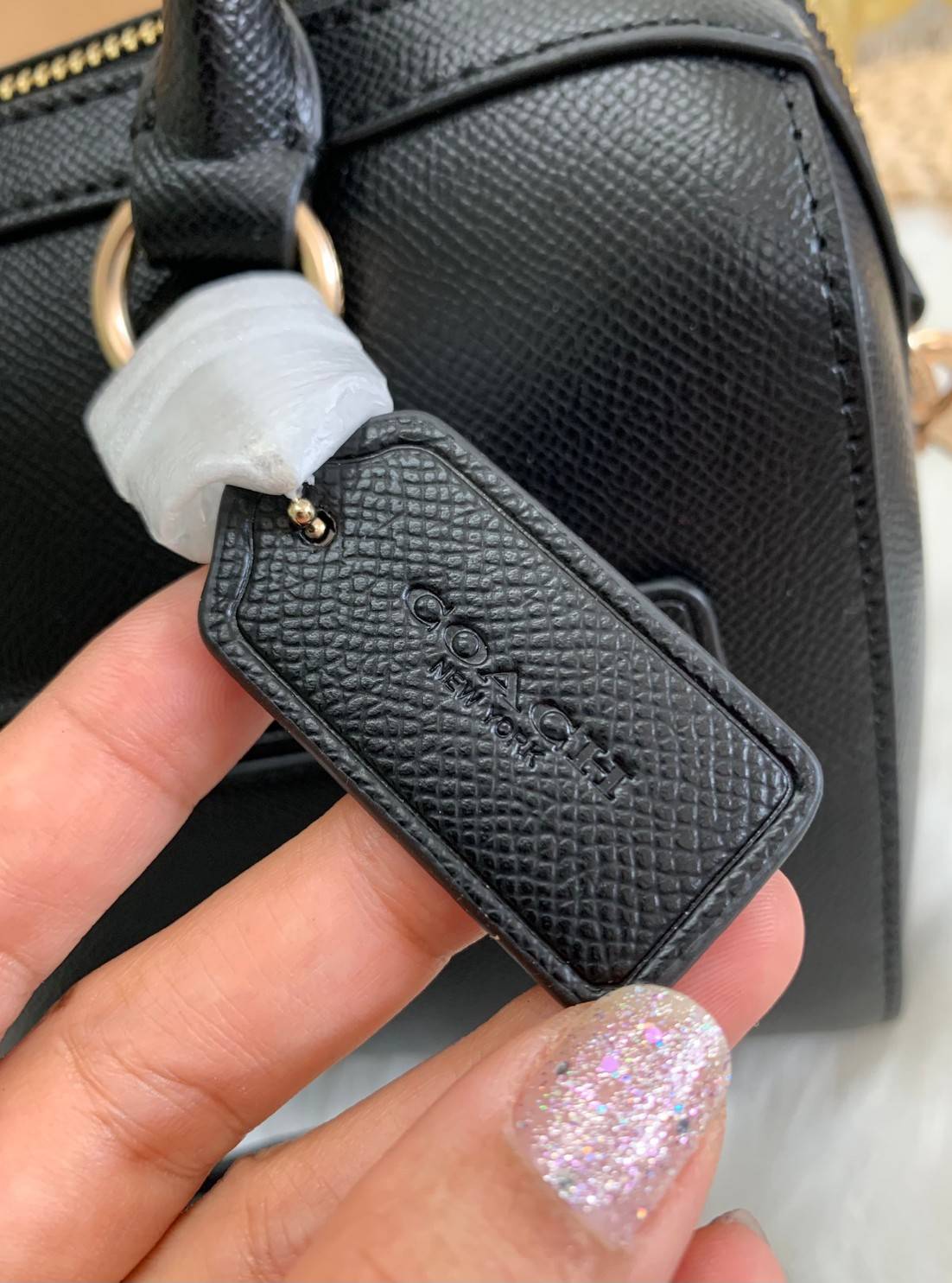 COACH ROWAN SATCHEL BAG ((79946)) กลับมาอีกครั้ง พร้อมสีหายากค่ะ! กระเป๋าหิ้วทรงหมอนสุดฮิตของสาวๆ//สะพายข้างได้ หนังแท้ ลายหนังสวย ทรงสวย ด้านหน้ามีช่องซิปให้หนึ่งช่อง เปิดปิดช่องหลักแบบซิป ภายในกว้างใส่ของจำเป็นของสาวๆได้ครบ มีช่องเล็กและช่องซิปใส่ของจุก