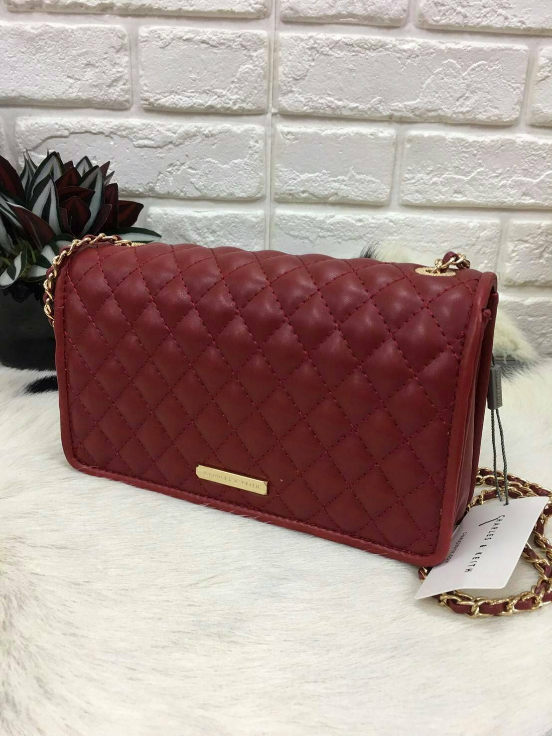 Charles&kieth quilted chain strap bag กระเป๋าขนาดมินิคลัช หนังPU เย็บตารางนูนทั้งใบ ด้านหน้าเปิด/ปิด แบบตัวบิดหมุน ด้านหลังมีโลโก้แบรนด์นูน ภายใน มีช่องใหญ่ ประกอบด้วย ช่องซิป ช่องการ์ด และมีช่องย่อย ใส่ของได้จุคุ้มสุด ๆ พกพาสะพายได้ทุกวัน น้ำหนักเบา จะสะ