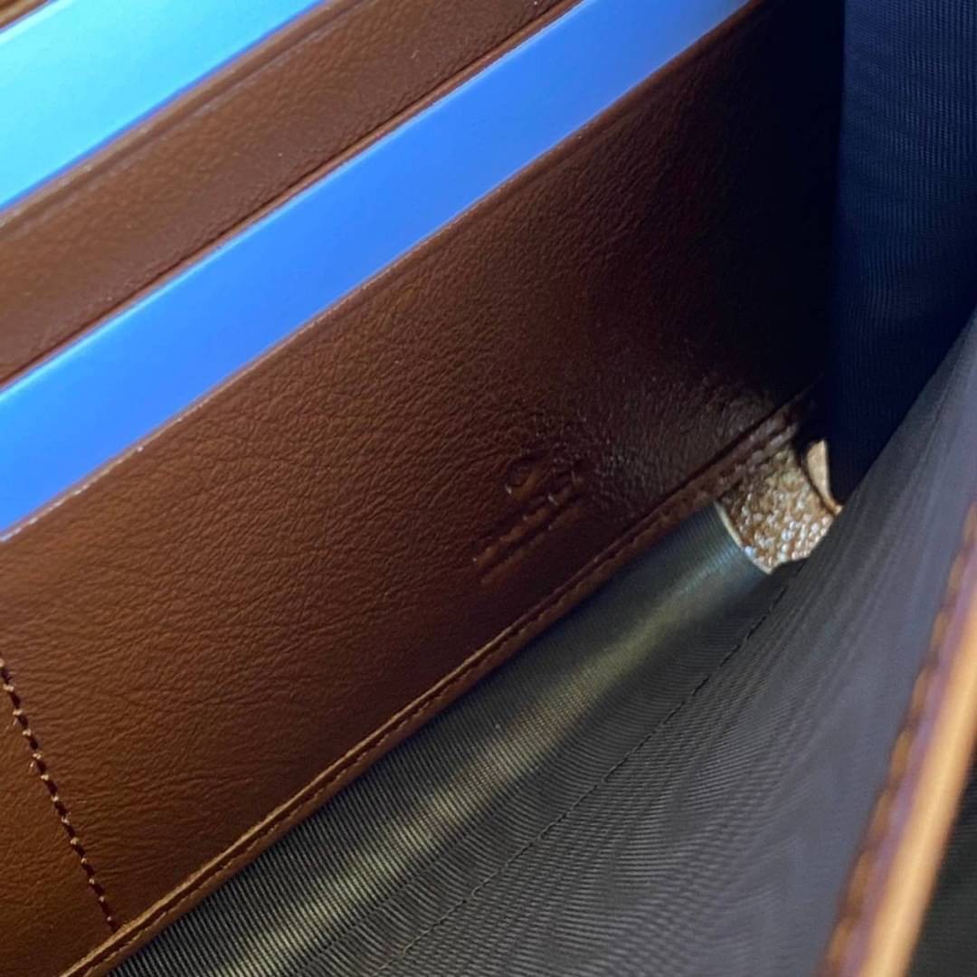 GUCCI Marmont Wallet on chain Leather / GG Marmont Chain Wallet เกรดเทพออริจินอล หนังแท้ งานสวยน่ารักมาก ใส่โทรศัพท์ได้ทุกรุ่น หนังวัวแท้นิ่มมาก ใส่การ์ด ใส่บัตร ได้เยอะมากๆ ฝ่าปิดแบบกระดุมใช้งานง่าย *กระดุมมีโลโก้ Gucci * งานสวยละเอียดยิบย่อยทุกจุด ภาพถ่