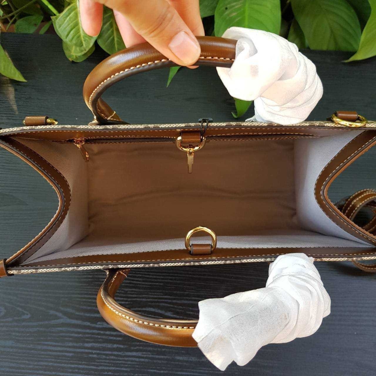 GUCCI Small tote bag with Interlocking G กระเป๋าทรงTOTE ใบใหญ่สุดหรูหรา คลาสสิค จุของได้เยอะ มาพร้อมสายสะพายยาว