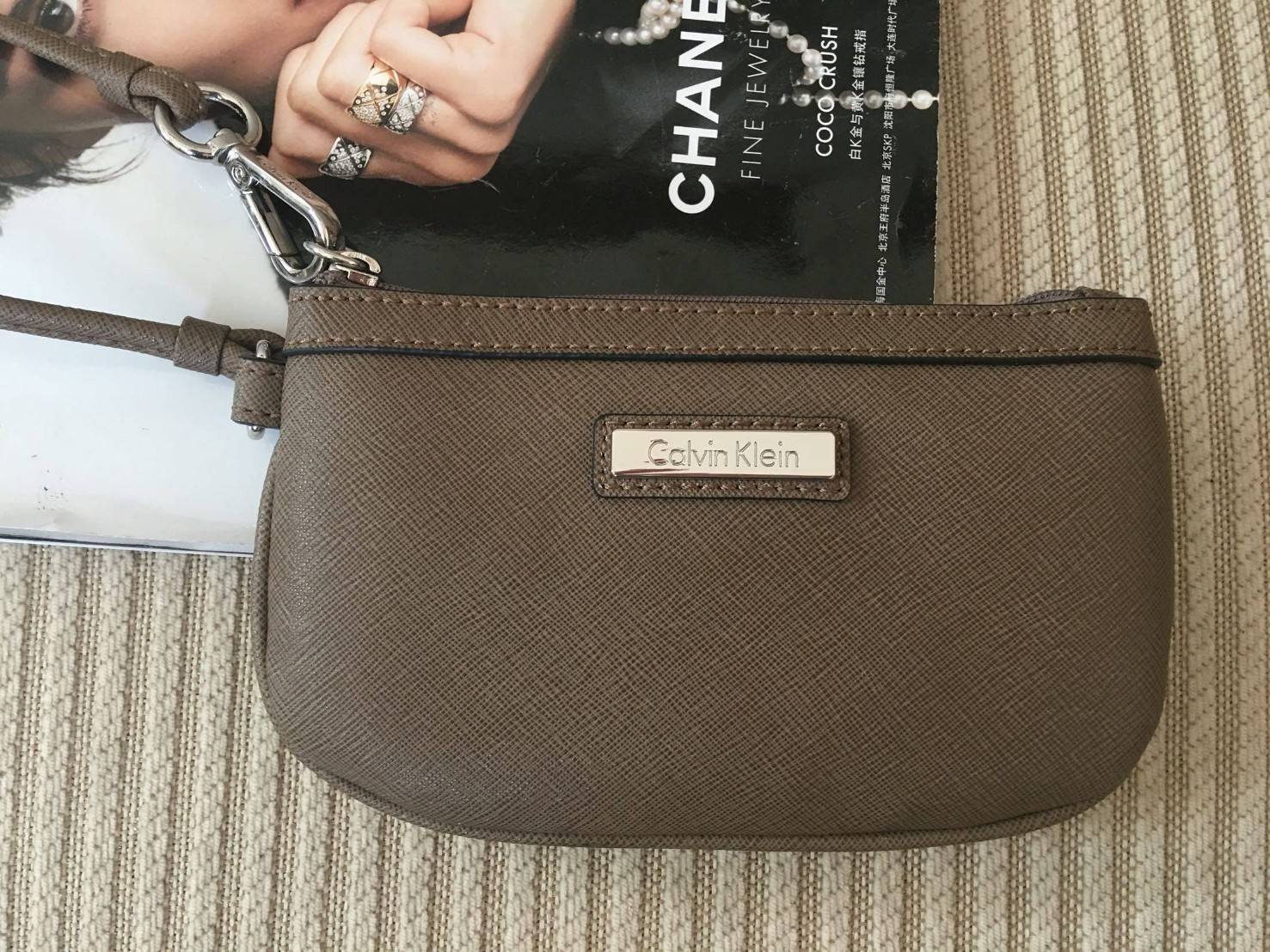 New must have item! กระเป๋าคล้องมือ ทรงน่ารัก จากแบรนด์ calvin klein มีมาให้ช้อปคะ หนัง pvc ทั้งใบอย่างดี มีสายคล้องมือเก๋ ด้านหน้าตกแต่งด้วยโลหะปั้มแบรนด์ เปิดปิดด้วยซิป ด้านในบุด้วยผ้าปั้มแบรนด์ มีช่องใส่บัตรแยก จะใส่ธนบัตรหรือบัตร ก็พกติดตัวในวันสบายๆ