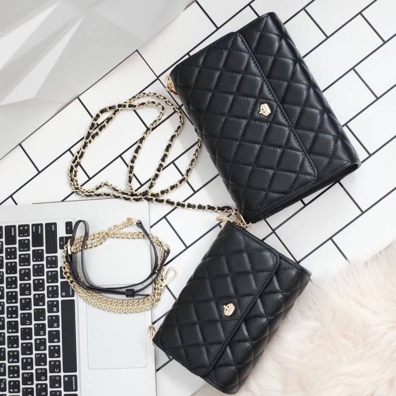 รุ่นขายดีที่สุด ** รอบใหม่ **หนังวัวแท้ สวย นิ่มมากๆค่า และ ปักลายตารางออกมาสวยมาก ** KEEP รุ่น Florence Flat bag ตัวกระเป๋าหนังแท้ นิ่ม-ตึง สุดๆ รุ่นนี้ จะมี 2 ขนาด คือ mini และ classic ไซด์