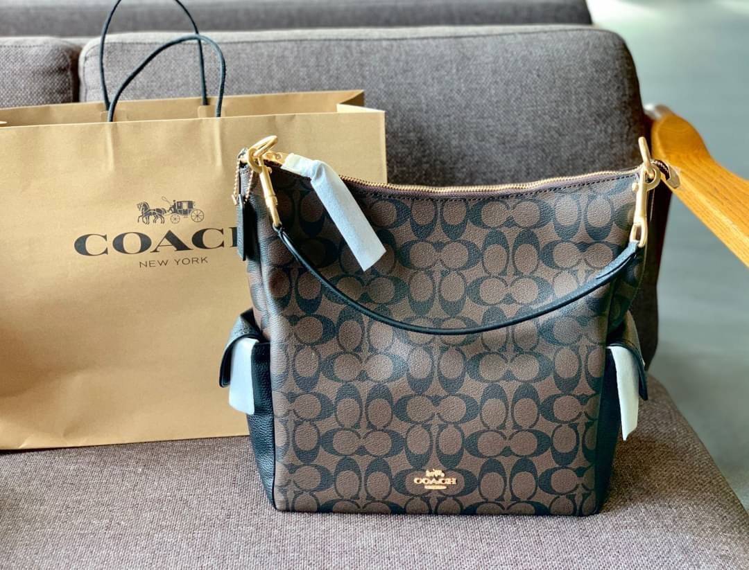 COACH PENNIE SHOULDER BAG ((C1523)) ✔️กระเป๋าหิ้ว//คล้องไหล่//สะพายข้างได้ สุดคุ้ม! ✔️ใบใหญ่ ทรงสวยใส่ของได้จุมาก หนังแท้ หนังนิ่ม สัมผัสแล้วหลงรักแน่นอนค่ะ ✔️ปากกระเป๋ากว้าง ล้วงหยิบของสะดวกมากๆ ภายในกระเป๋าโล่งกว้าง สัมภาระเยอะๆหายห