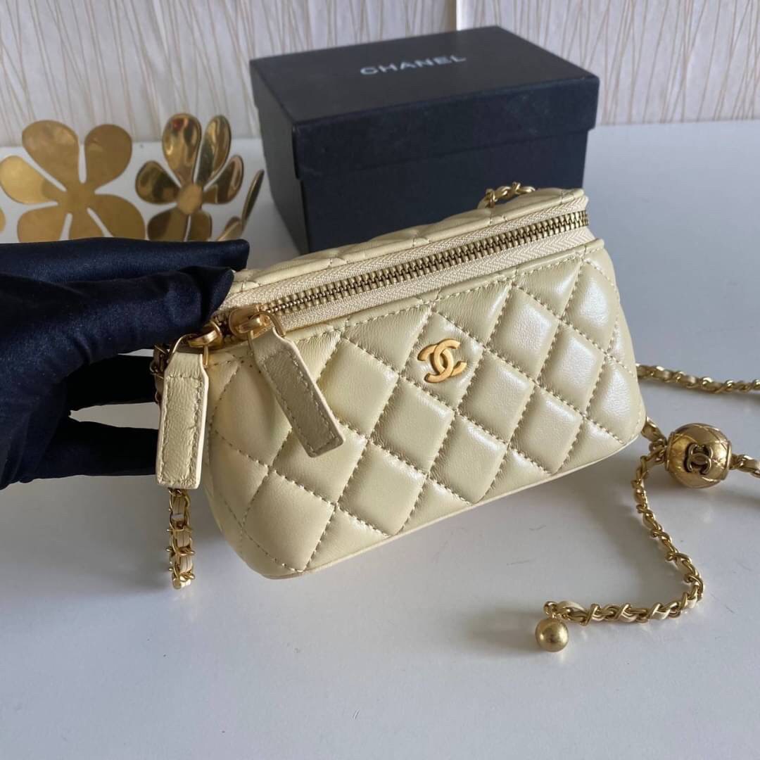 VIP GIFT 】หนังแกะแท้ CHANEL Box With Chain สายโซ่ทองหรูมาก หนังเรียบฟู ขึ้นเงา กระทบแสงยิ่งสวยค่าา โทนสีสวยสดใส เหมาะมากสำหรับสาวๆ ชิคๆ ต้องบอกเลยรุ่นนี้เหล่าเซเลบใช้กันเยอะมากๆ แค่อะไหล่ก็หรูไปเดินครึ่งแล้วค่าา😁 พร้อมส่งที่ไทยที่นี่ที่เดียว