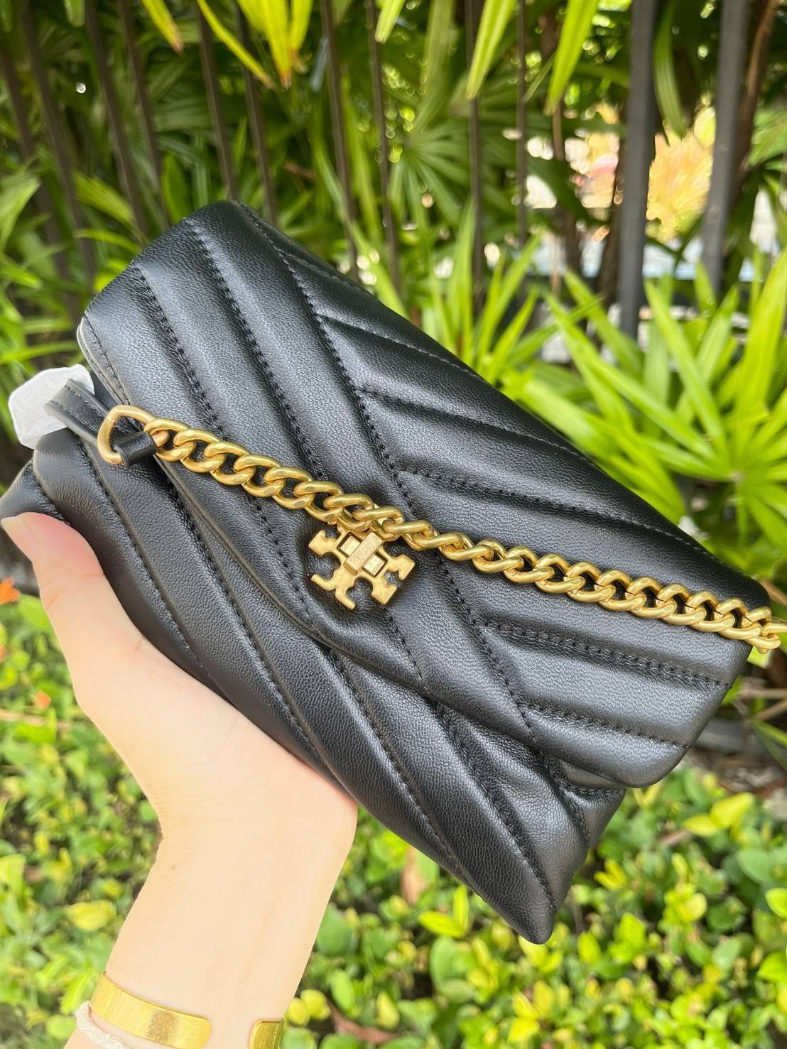 ของแท้ 💯% 】Tory Burch Kira Chevron Chain Wallet Bag เน้นความเรียบหรูดูแพง ต้องยกให้รุ่นนี้ ซึ่งมีขนาดกะทัดรัด ให้ลุคสาวมั่น Active ดูทะมัดทะแมง เหมาะสะพายในวันลำลอง และด้วยความที่เป็นแบรนด์ของทอรี่