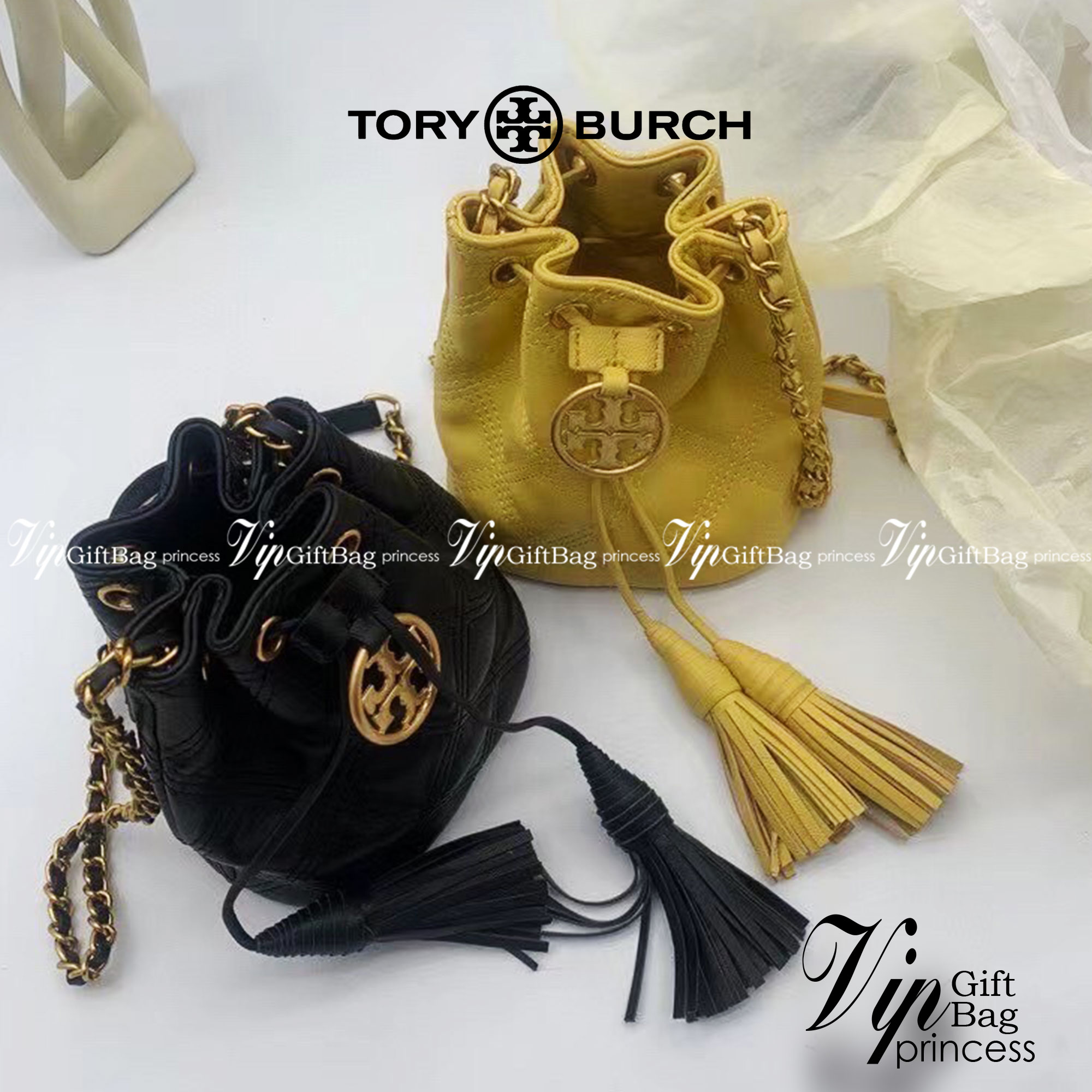 Tory Burch Fleming Soft Mini Bucket Bag กระเป๋าทรงขนมจีบขนาดมินิรุ่น Fleming ดีเทลการตัดเย็บควิลท์สี่เหลี่ยมสุดหรู แพทเทิรน์สุดคลาสสิค ภายในเป็นช่องโล่ง ใส่ของสำคัญจุกจิกได้ สายหนังสลับโซ่ เพิ่มดีเทลความแพงไปอีก จะสะพายไปไหนก็ได้ทุกโอกาส สวยเลิศทุกสี พร้อ