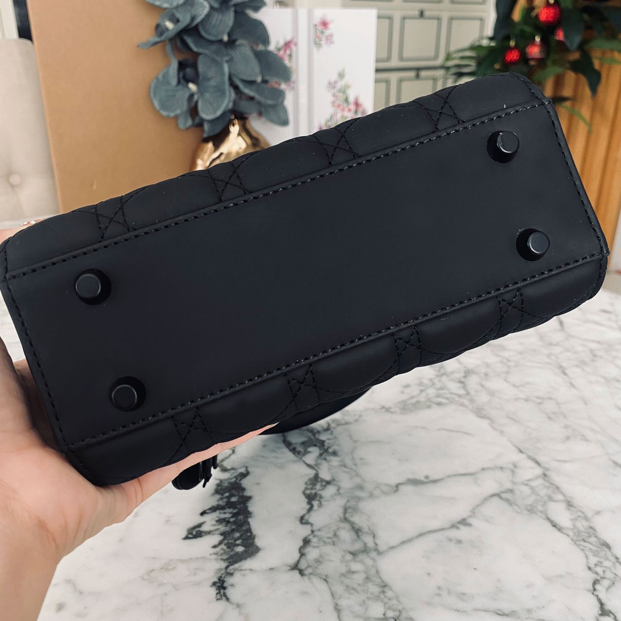 DIOR Small Lady My ABCDior bag Black Cannage Ultra-matte กระเป๋าสะพายดีไซน์เรียบหรู ทรงกล่องคลาสสิค โดดเด่นด้วยพวงกุญแจอะไหล่สีเดียวกับตัวกระเป๋า สีดำผิวแมทท์สุดคลาสสิก ลายเส้นซ้อนทับสวยงาม