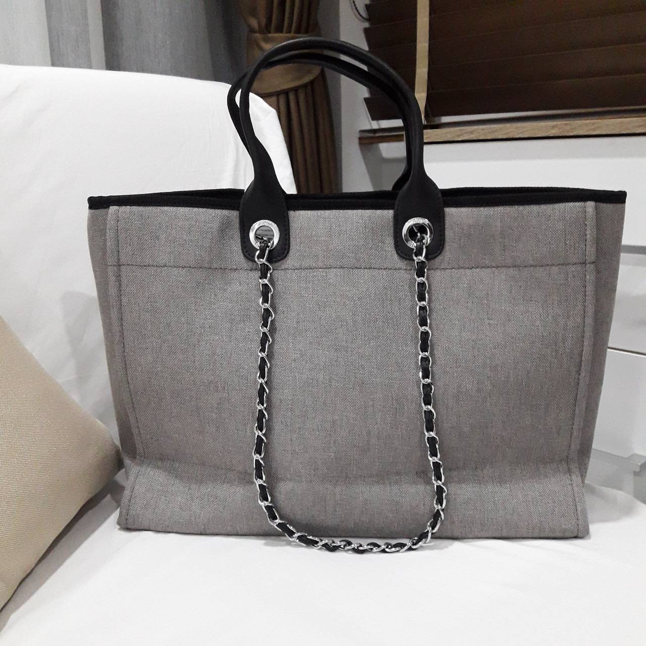 สีใหม่เข้าค้า ~~ รุ่นที่สาวๆรอคอย Chanel tote canvas bag จากงานพรีเมี่ยม VIP GIFT รุ่นดังเลยค้า Size ใหญ่อลัง บอกเลยว่า **งานดีที่สุด ตัวกระเป๋า กระเป๋าผ้าเป็นผ้า canvas เนื้อดีสมราคา สัมผัส นุ่มลื่นมือมากกกก อะไหล่เงินปั้มแบรนด์แท้ทั้งใบ ด้านหน้าปัก logo