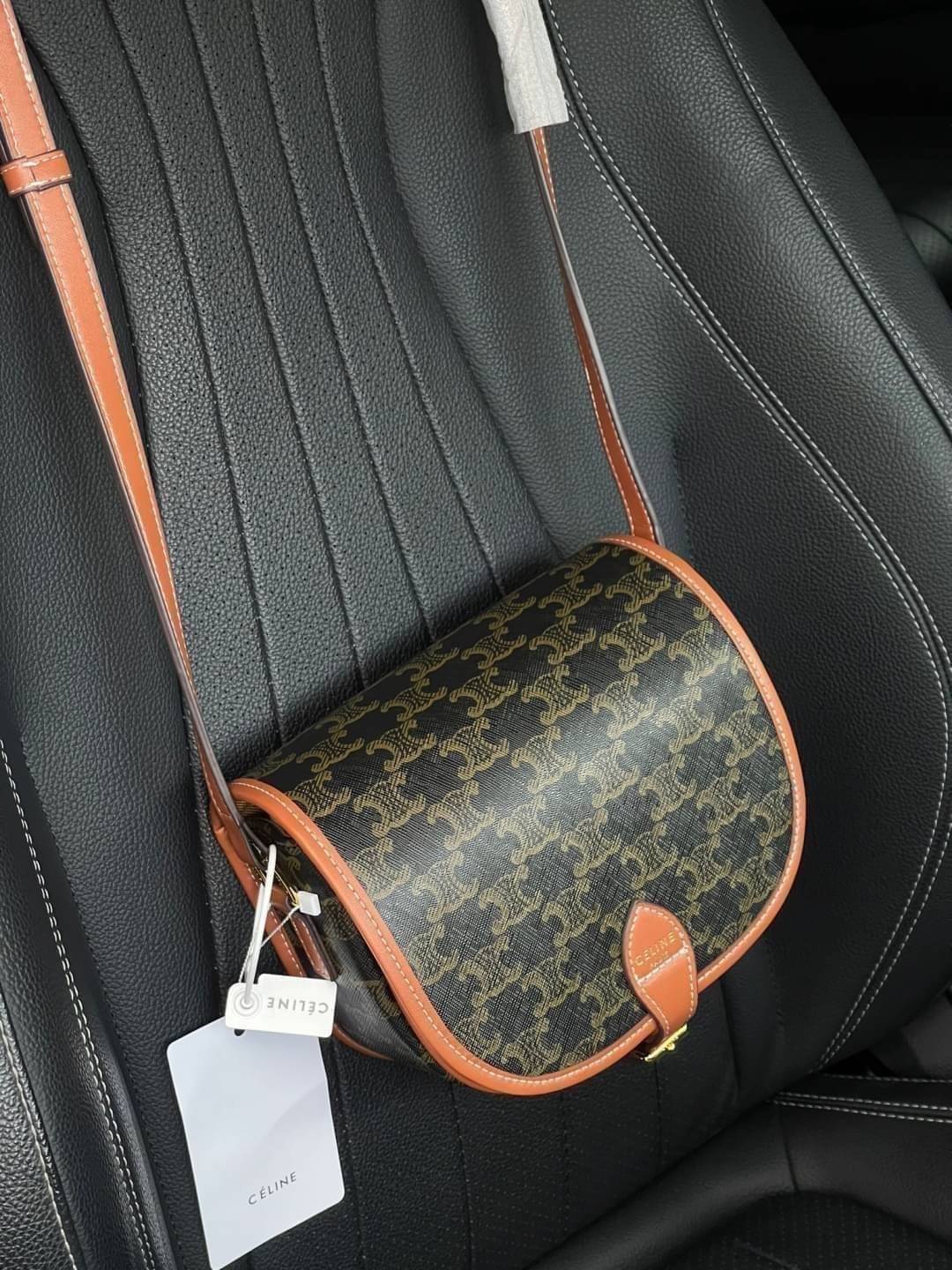 CELINE MEDIUM FOLCO BAG IN TRIOMPHE CANVAS หากใครที่กำลังมองหากระเป๋าสะพายข้าง ขนาดกะทัดรัด และเรียบหรู ต้องใบนี้เลยค่ะ เป็นกระเป๋าเปิดปิดแบบแบบฝาผับที่มีรูปทรงโค้งและที่ล็อกรูปทรงคล้ายเข็มขัด อีกทั้งยังสะท้อนความสวยสไตล์สาวปารีสได้อีกด้วย ด้านในของรุ่นนี