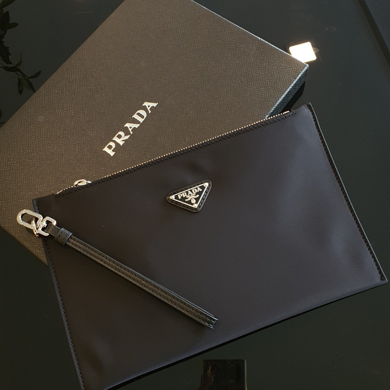 PRADA Clutch Bag / Prada Re-Nylon Logo-Plaque Clutch Bag - Black รุ่นใหม่พร้อมส่ง! กระเป๋าคลัชต์ กระเป๋าคล้องมือ แบรนด์ Prada อีกรุ่นที่ขนาดกำลังน่ารัก ตัวกระเป๋า เป็น Nylon เต็มใบ กันน้ำ