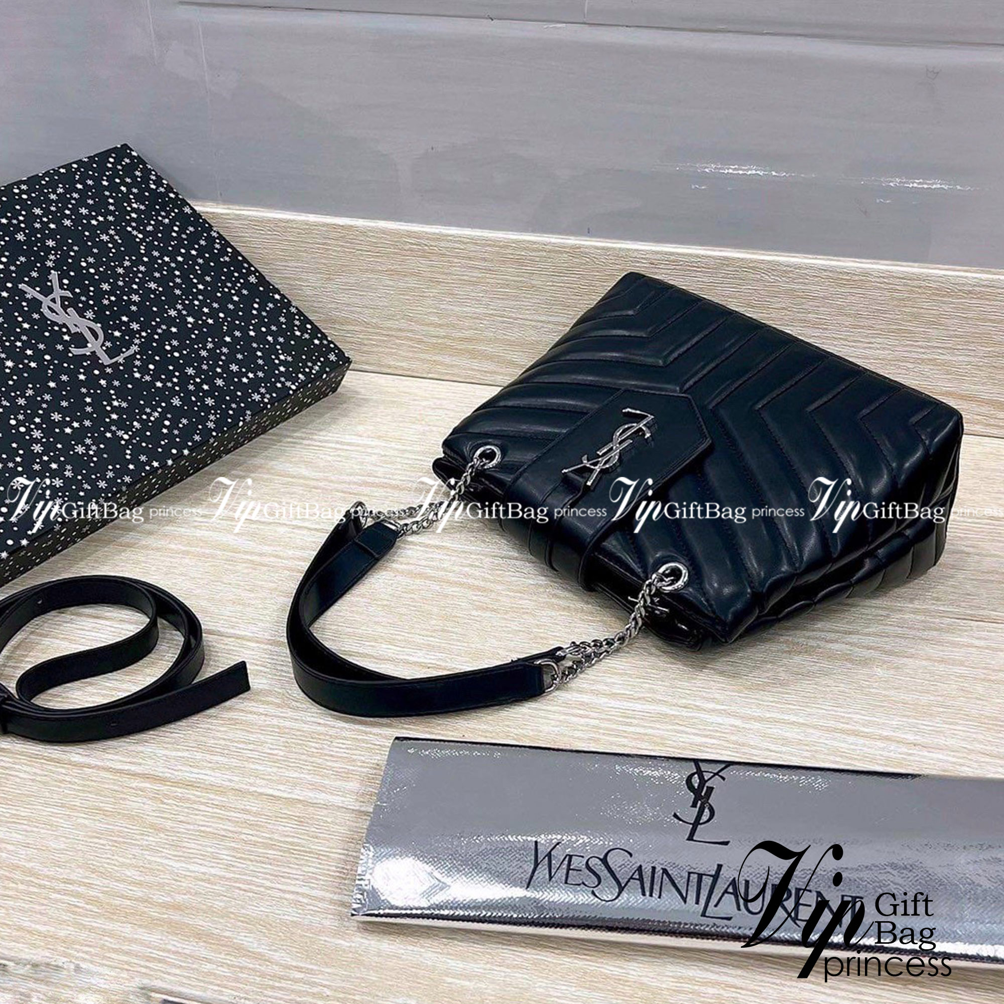 SAINT LAURENT YSL Loulou small quilted leather shoulder bag รุ่นยอดนิยม หายากที่สาวๆตามหา ใบนี้เลย!! สวยหรู ผู้ดี กระเป๋าสะพายไหล่ ดีไซน์อยู่ทรง สะพายได้ 2 แบบ สายหนังสลับโซ่ในตัว และสายยาวถอดได้ สวยคลาสสิคแฝงความหรูด้วยโลโก้สีทองอร่าม และสีเงินโดดเด่น สา