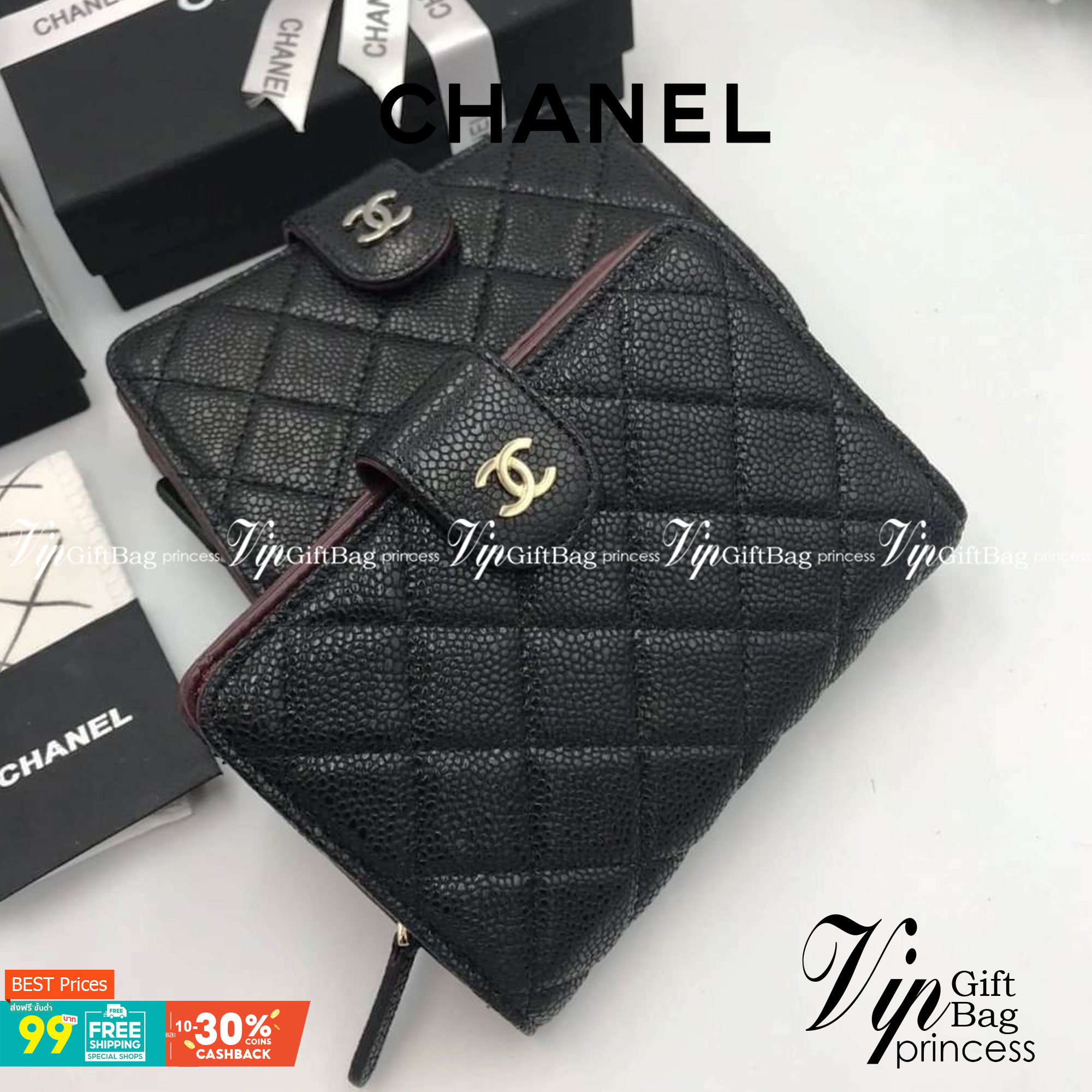 หนังแท้ CHANEL ZIP WALLET รุ่นยอดนิยมไอเท็มฮิตวัสดุหนังคาเวียร์สวยคลาสสิคเปิดปิดด้วยฝาปิดกระดุมด้านหน้ามีโลโก้แบรนด์อะไหล่ทอง/เงินสวยหรู ภายในสีแดงเบอกันดี้ มีช่องซิปใส่เหรียญ เรียกว่าใบเดียวจบ เป็นใบยอดนิยมของสาวๆ เลยค่าา พร้อมส่งที่ไทยไม่ต้องรอพรีฯ สาวก