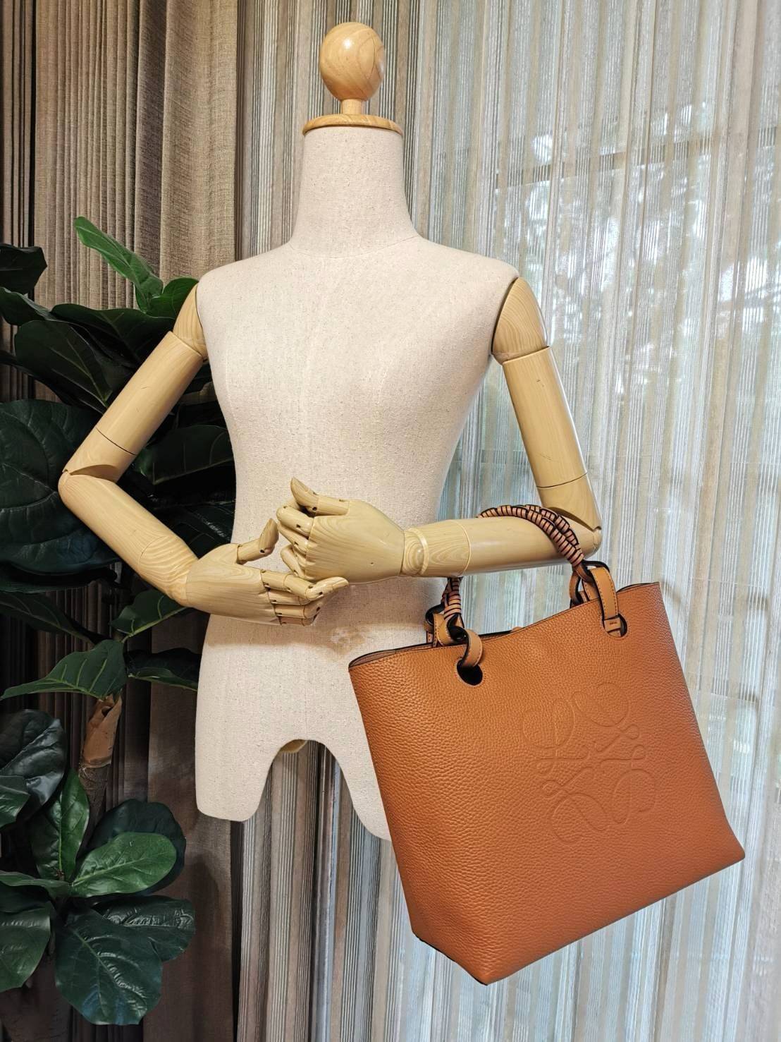 พร้อมส่งความสวย! Super Rare! ห้ามพลาด!✴️ LOEWE HANDLE & SHOULDER BAG VIP GIFT WITH PURCHASE (GWP) กระเป๋าหนังแท้พรีเมี่ยมกิ๊ฟ Limited จาก LOEWE PERFUME DUTYFREE รุ่น Rare items สุดๆวัสดุหนังแท้ Lambskin แบบนิ่มเทคเจอร์สวยดีไซน์สุดหรูคงเอกลักษณ์แบรน