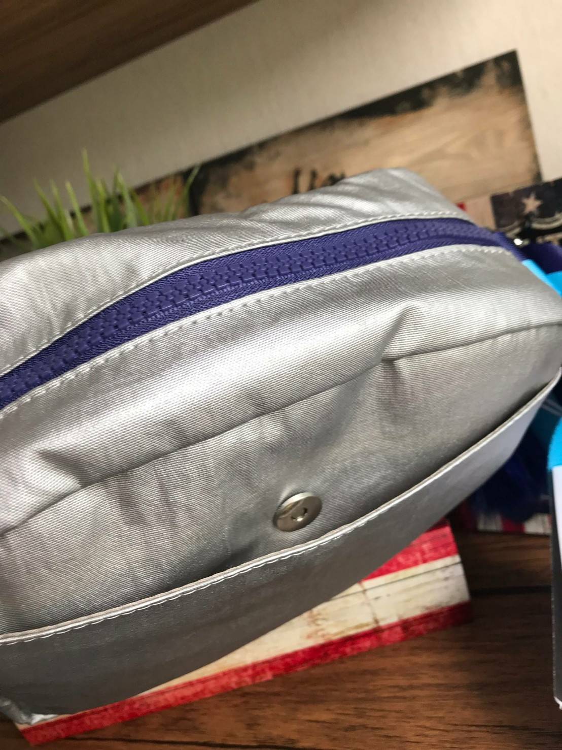 Disney's Mickey&Jungle Book Veni Crossbody Bag รุ่นLimited Edition ทรงสะพายข้าง ขนาดกำลังดี วัสดุpolester100% ดีเทลด้านหน้าลายการ์ตูนของวอลด์ดิสนีย์ เปิดปิดด้วยซิปเดียวด้านบน ภายในกว้าง มีช่องซิปและที่ห้อยพวงกุญแจ ฐานกว้างจุของได้เยอะสามารถสะพายได้ทั