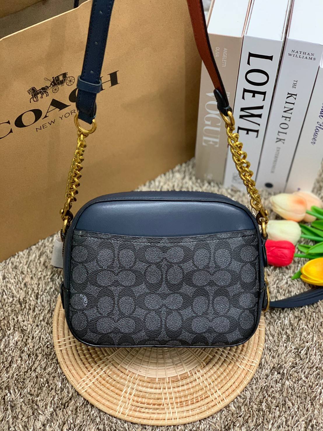 สินค้าขายดี พร้อมสีใหม่ 3สี ในไทยยังไม่มีค่ะ !! COACH SIGNATURE CROSSBODY BOX BAG ((F31208)) กระเป๋าสะพายวัสดุหนังแท้ จาก coach factory outlet หนังนิ่ม ทรงสวย ตัวกระเป๋าลายแบรนด์ ตัดขอบหนังเรียบได้สวยงามค่ะ ด้านหน้า-หลัง มีช่องสำหรับใส่ของ เปิดปิดกระเป๋าแ