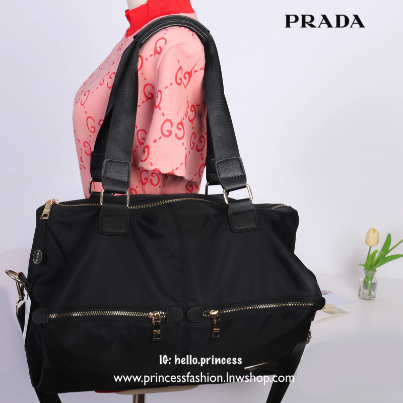 PRADA TESSUTO NYLON TRAVEL BAG สินค้า Premium gift จากเค้าเตอร์แบรนด์ต่างประเทศ รุ่น Limited edition แท้💯 กระเป๋าเดินทาง/ ฟิตเนส ดีไซน์เกร์ๆ สวยๆ ตามแบบฉบับแบรนด์ วัสดุผ้าไนล่อน เนื้อหนา คุณภาพดี อะไหล่ทองสวยหรู ดูแพง รุ่นนี้ถือหรือ สะพายไหล่ จะได