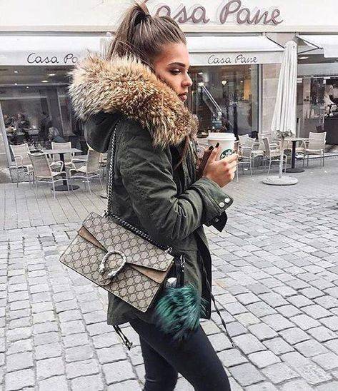 Gucci Small Dionysus GG Shoulder Bag ฮอตสุดไม่มีใครเกิน สวยจริงไม่ทิพย์!! GC CROSSBODY BAG WITH GWP สุดคุ้มจาก duty free กับกระเป๋าสะพายรุ่นที่สาวๆต้องไม่พลาด!! ดึงดูดและสะกดสายตาด้วยอะไหล่ดีเทลหรูรูปหัวสิงโต วัสดุหนังแคนวาส ทนทาน ดูแลรักษาง่าย เปิด-ปิดด้