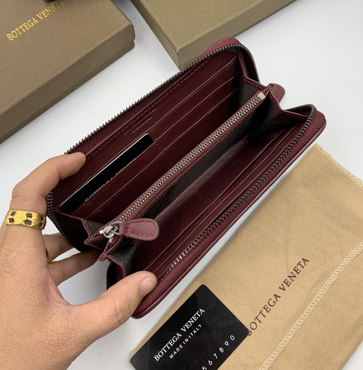 หนังแท้ BOTTEGA VENETA LONG WALLET ZIP AROUND / BV Wallet / BV Long Wallet พร้อมส่งที่ไทย กระเป๋าสตางค์ใบยาวซิปรอบ งานหนังแท้ทั้งใบ รุ่นตามหา เป็นรุ่นยอดนิยม ใช้ได้ทั้งหญิงชาย คลาสสิกหยิบมาใช้งานได้บ่อยที่สุด ใช้ทนทานได้นานภาพสินค้าถ่ายจากงานขายจริง ใช้งา
