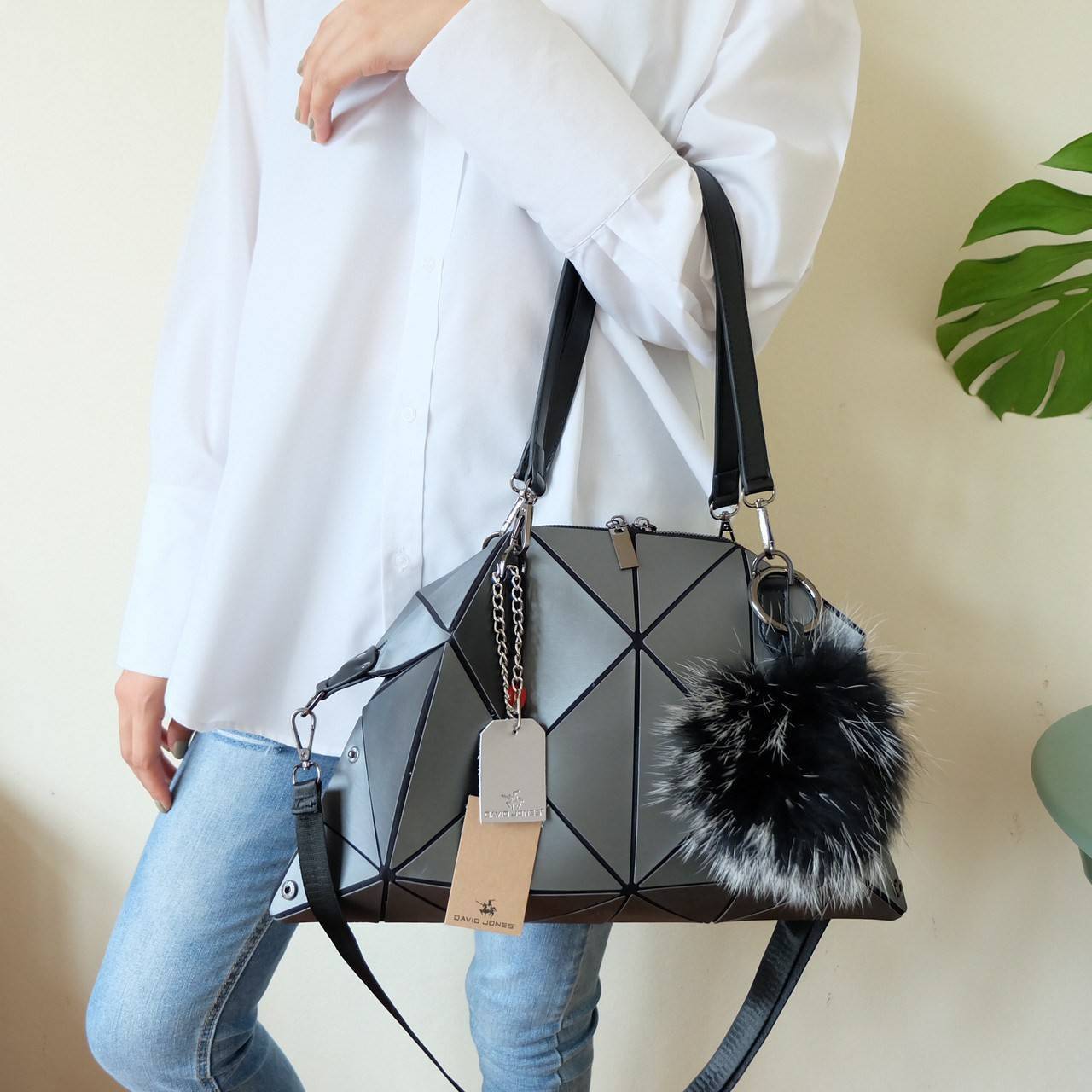 ห้ามพลาดเลยน๊า !! มาใหม่ กระเป๋าถือ/สะพาย ทรงสวย เหมือนซื้อ1ได้4 โอ้ย 🤩🤩 คุ้มสุดๆไปเลยค่า เพราะตัวกระเป๋าปรับได้ถึง4 แบบตามการใช้งานเลยน๊าแถมตัวกระเป๋าน้ำหนักเบาอีกด้วย ✨✨✨ สายสะพายถอดได้แถมสายยาวให้อีก 1 เส้น กระเป๋าท