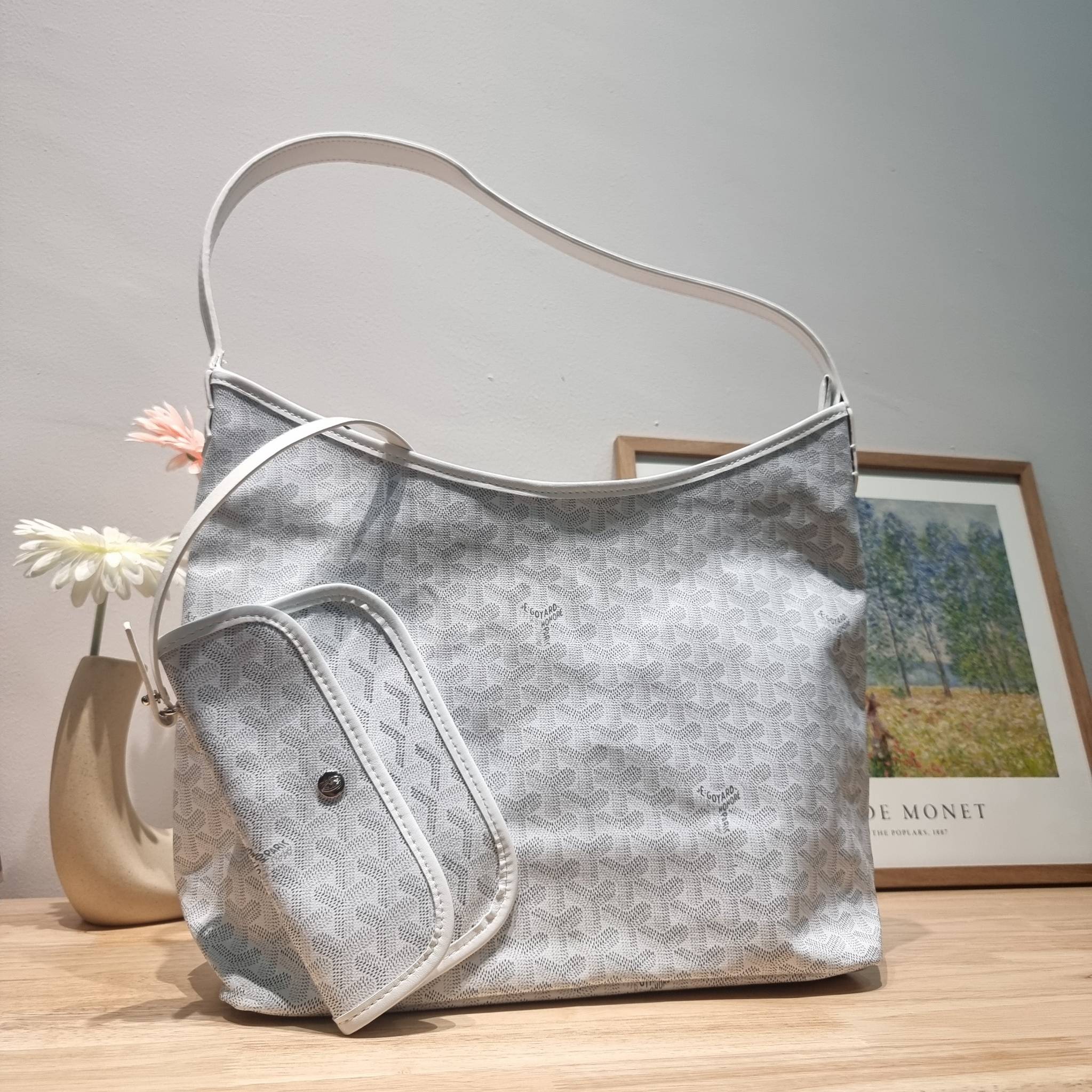 GOYARD BOHEME HOBO BAG / GOYARD HOBO กระเป๋าสะพายทรงโฮโบ ใบใหญ่จุใจ!! มาครบสีขายดี เลิศทุกสี รูปทรงคลาสสิค ดีไซน์เป็นเอกลักษณ์ วัสดุหนังแคนวาสพิมพ์ลายสวยคม ปากกระเป๋ามีซิปเปิด-ปิดกันของหล่นได้ ภายในโล่งกว้างมาก มาพร้อมสายคล้องในตัว ทนทาน สะพายสวยๆได้ทุกวั