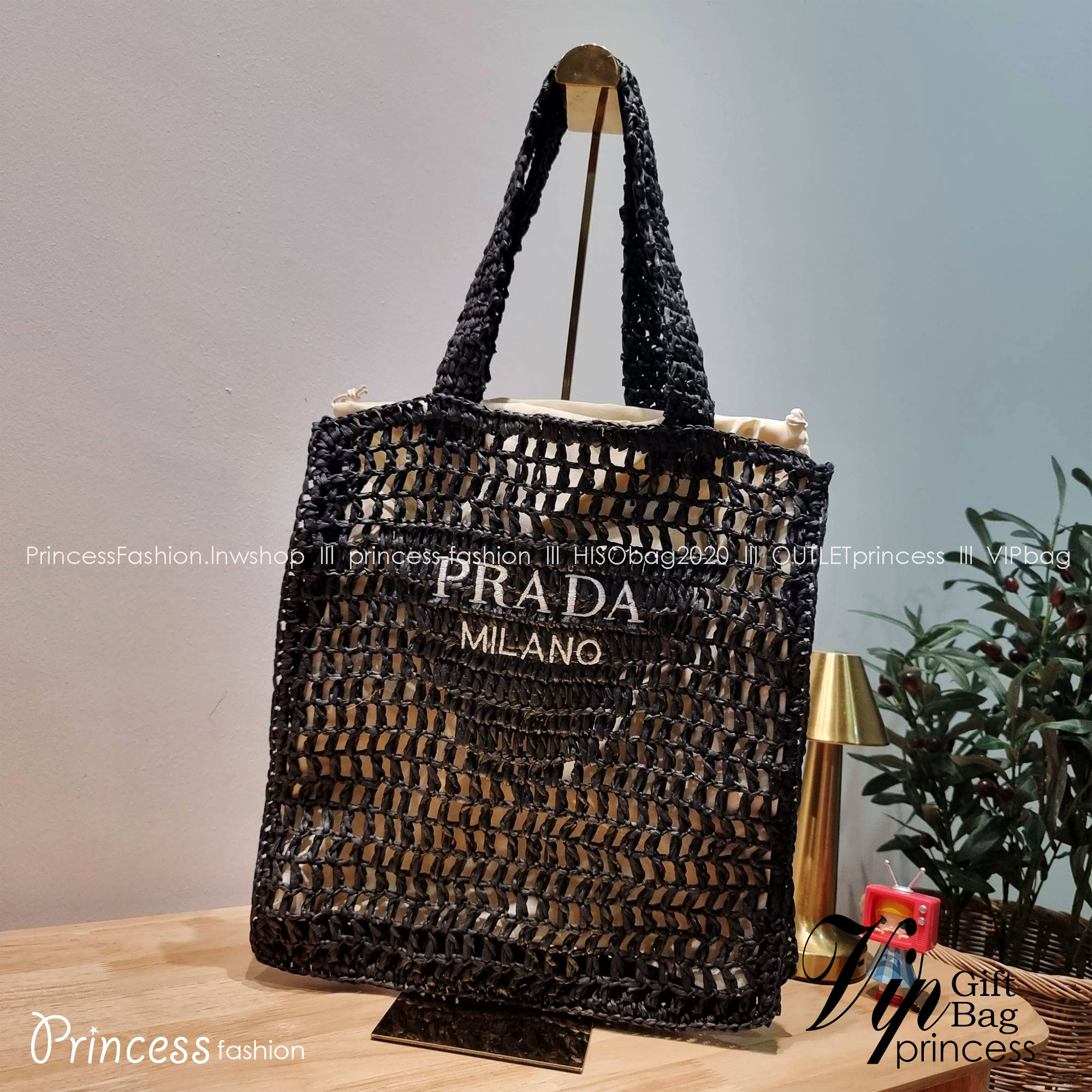 PRADA RAFFIA TOTE BAG สวยไม่ซ้ำใคร สไตล์บีช เหมาะมากกับการสะพายไปเที่ยวทะเล หรือจะใช้ในวันสบายๆก็ตอบโจทย์ กับกระเป๋าสะพายสานใบใหญ่ ตัวกระเป๋าเป็นวัสดุสังเคราห์จากธรรมชาติ