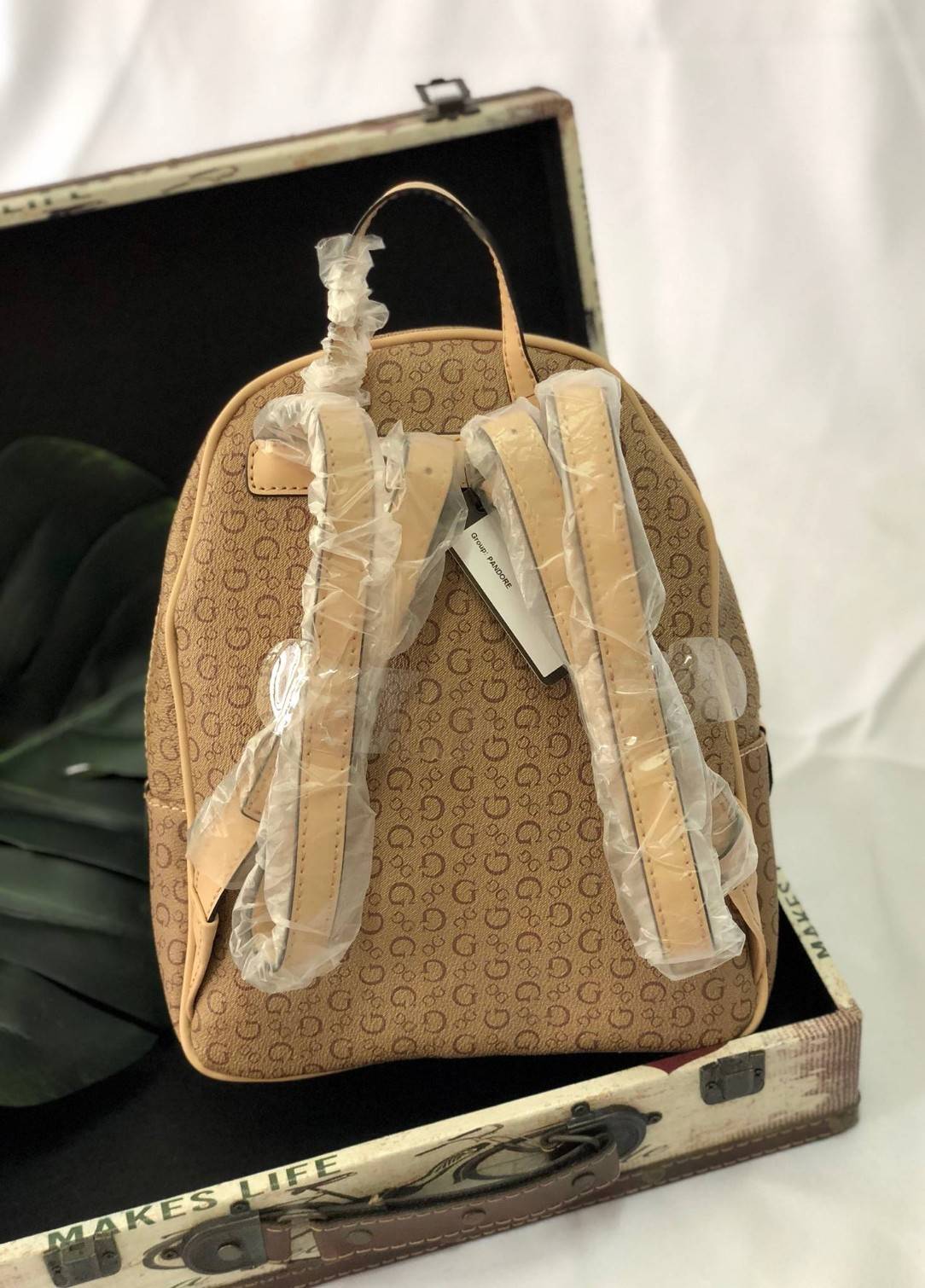 GUESS PANDORE BACKPACK กระเป๋าสะพายหลัง วัสดุหนังนิ่มมือ น้ำหนักเบา ด้านหน้ามีโลโก้แบรนด์ พร้อมช่องซิปหนึ่งช่อง ที่จับซิปมีอะไหล่สัญลักษณ์แบรนด์ ช่องซิปหลักเปิดปิดด้วยซิปคู่ ภายในโล่ง กว้าง ใส่ของได้จุ มีช่องซิปและช่องเล็กใส่ของจุกจิก สายสะพายด้านหลังเลื่