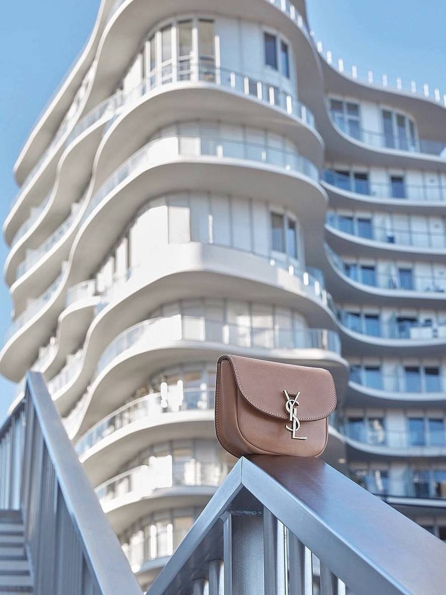 VIP 🥂 สีใหม่พร้อมส่ง! Saint Laurent Kaia Small YSL Plaque Leather Cross Body Bag / YVES SAINT LAURENT YSL BAG VIP วัสดุ Calfskin หนังเรียบอยู่ทรงเปิดปิดด้วยฝาปิดโลโก้แบรนด์อะไหล่ทอง ภายในโล่งมีโลโก้และช่องย่อยสามารถใส่มือถือของใช้จุกจิกได้เยอะ สาย