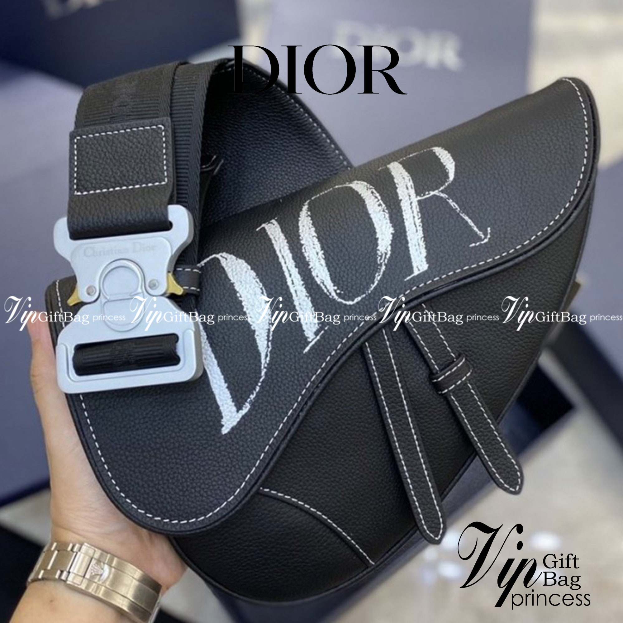 หนังแท้ Dior Shawn Stussy Saddle Crossbody Bag Printed Leather / Dior Waist Bag / Dior Belt Bag / Dior Saddle พร้อมส่งที่ไทย ภาพสินค้าถ่ายจากงานขายจริง ใช้งานต่างประเทศได้ค่ะ