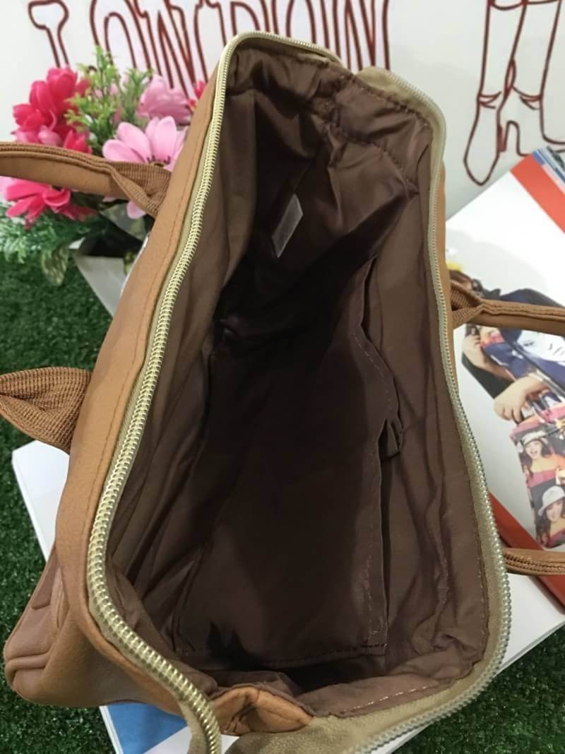 Anello polyester 2 way mini boston bag จากแบรนด์ดังในประเทศญี่ปุ่น กระเป๋าสไตล์คลาสสิค มีโครงปากกระเป๋ากว้างเป็นสัญลักษณ์ วัสดุหนัง pu กันน้ำได้ ภายในมีช่องใหญ่และช่องเล็กด้านข้าง2ช่อง เปิดปิดด้วยซิปคู่ มีตัวล็อคที่หูจับ ด้านหน้ามีช่องซิปเล็กใช้งานได้จริง