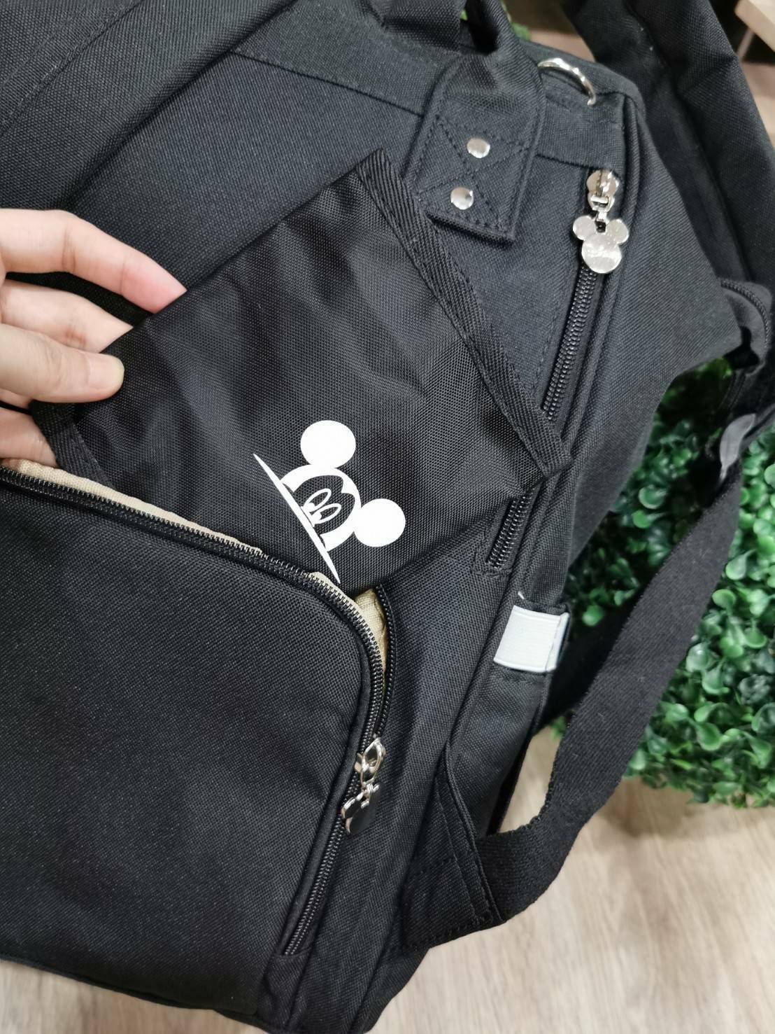 Disney Collection Rucksack (L) กระเป๋าสะพายเป้คอลเลคชั่นดิสนีย์ใบใหญ่กำลังดีน้ำหนักเบาวัสดุ Nylon & Polyester 100% ทำความสะอาดง่าย ด้านหน้ามีโลโก้และช่องซิป พิมพ์ลายมิกกี้/มินนี่โดดเด่น มี Pocket ใส่ขวดน้ำซ้ายขวา ด้านหลังมีช่องซิปสะดวกใช้หัวซิปแบรนด์ ภายใ