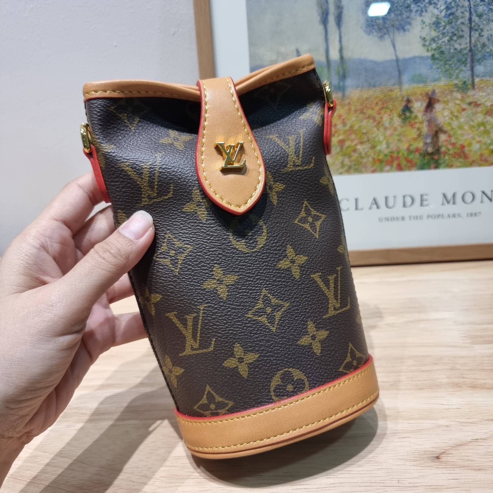 LV FOLD POUCH กระเป๋าสะพายไซส์มินิ น่ารักน่าใช้ มีความกะทัดรัด ไม่เกะกะ แต่สามารถใส่ของจำเป็นได้ ใส่โทรศัพท์ กระเป๋าสตางค์ใบเล็กได้ รูปทรงสวย วัสดุหนังแคนวาส ปากกระเป๋ามีกระดุมแม่เหล็กคาด ใช้งานได้สะดวกยิ่งขึ้น ภายในเป็นช่องโล่ง มาพร้อมสายครอสถอดออกได้ ปร