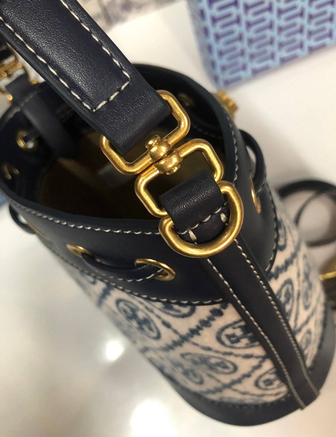 Mini : Tory Burch T Monogram Chenille Bucket Bag เปิดตัวอีกหนึ่งรุ่นกับกระเป๋าลาย T MONOGRAM รุ่นใหม่ล่าสุดจาก TORY BURCH พลาดไม่ได้กับโลโก้สุดคลาสสิก ลวดลาย T Monogram คือวัสดุ chenille หรือที่เรียกว่า ด้านไหมกำมะหยี่ มารังสรรค์ลงบนกระเป๋าBucketใบนี้ เป็