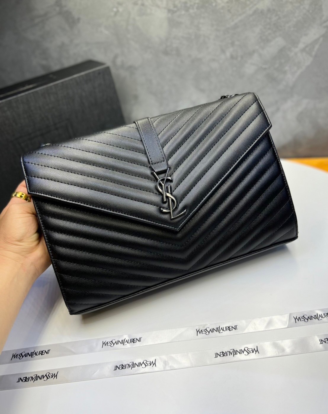 หนังแท้ YSL college large chain bag in quilted leather 30cm กระเป๋าสะพายใบใหญ่ ดีไซน์ทรงสวยหรู ตอบโจทย์ได้ทุกสไตล์ ภาพสินค้าถ่ายจากงานขายจริง ใช้งานต่างประเทศได้