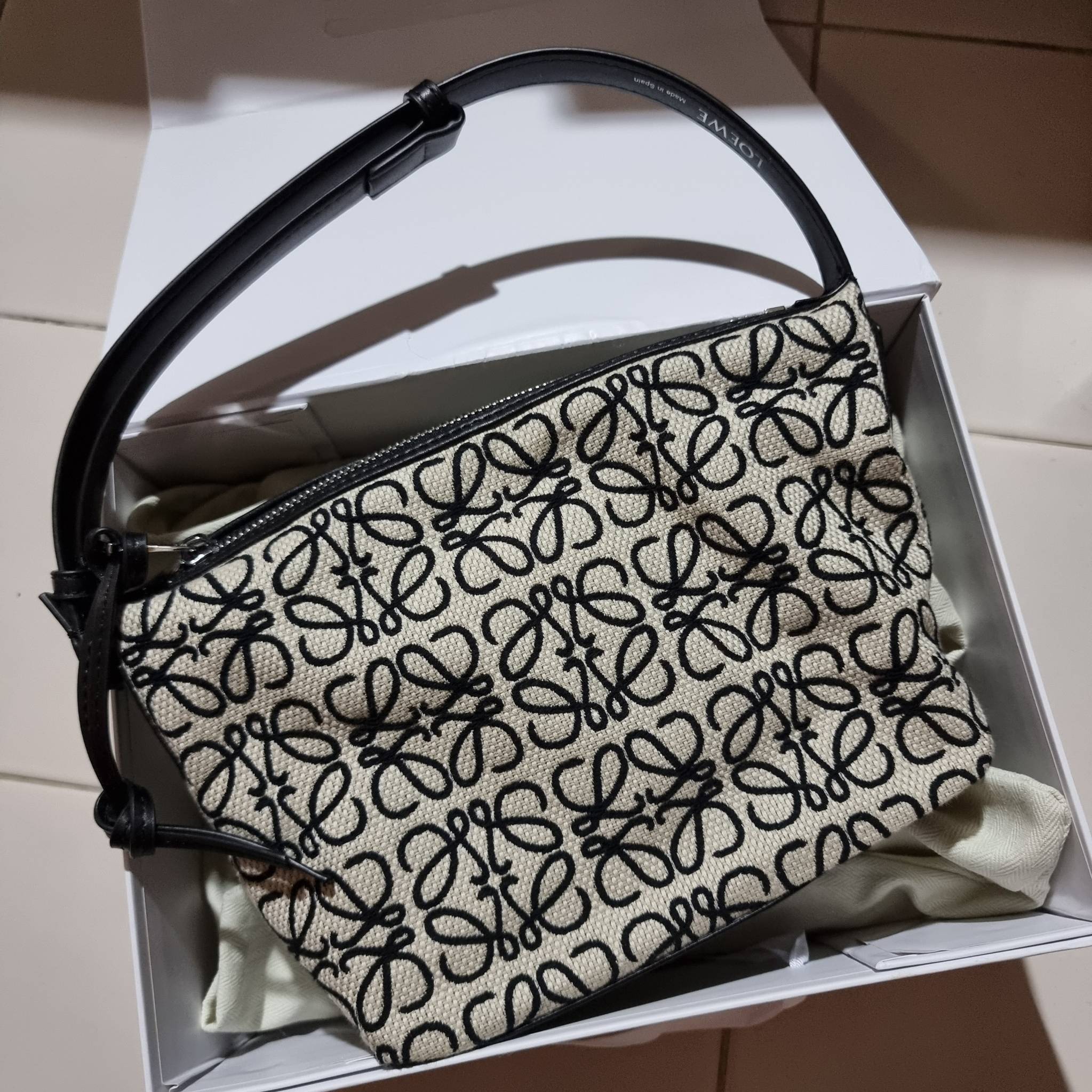 LOEWE SMALL CUBI BAG คอลเลคชั่นยอดฮิต กับสีใหม่ล่าสุด กระเป๋าทรงพอช ใบกำลังสวย ดีไซน์ดีเทลน่ารัก ด้วยลวดลายปักบนผืนผ้าคอตตอน มาพร้อมสายสะพายในตัว ที่ปรับความยาวได้อีกเล็กน้อย คล้องไหล่ คล้องแขนได้แบบสบายๆ เปิด-ปิดด้วยซิป ภายในเป็นช่องโล่ง มีช่องแบ่งอีกช่อ