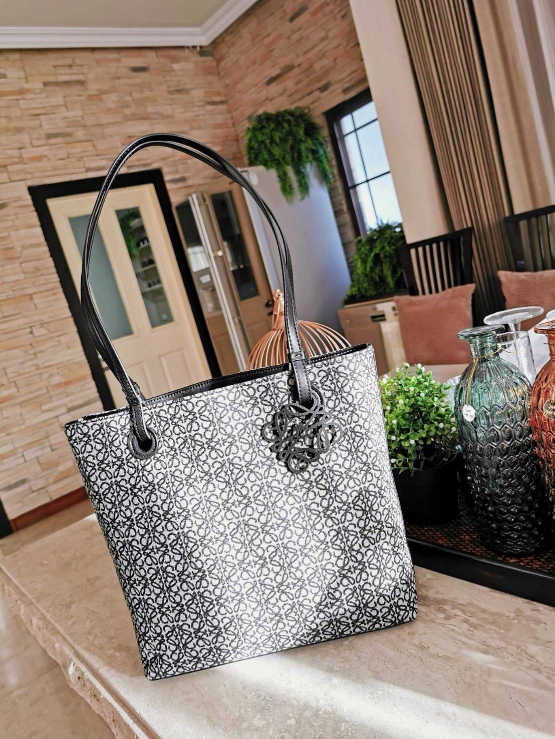 LOEWE ANAGRAM TOTE BAG VIP GIFT WITH PURCHASE GWP พรีเมี่ยมกิ๊ฟ Limited จาก LOEWE PERFUME DUTYFREE ไอเท็มใหม่! ดีไซน์สวยคงเอกลักษณ์ด้วยวัสดุ Anagram Canvas Jacquard Fabric ผสมผสานหนังแท้ Calfskin ลงตัวสุดคลาสสิค ขนาดกำลังดี น้ำหนักเบา ใส่เอกสาร A4 Noteboo