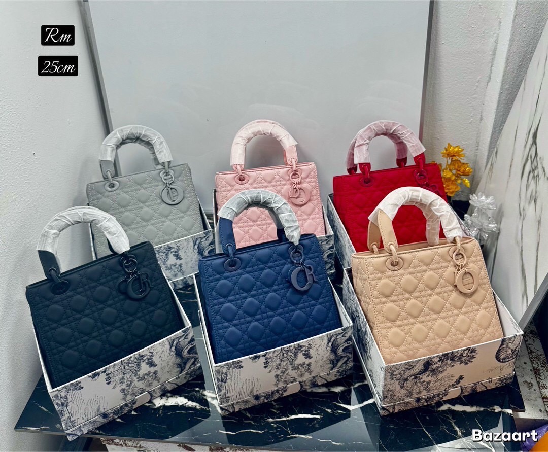Dior Medium Lady Dior Bag 25cm กระเป๋าสะพายทรงโท้ท ที่สุดของความเรียบหรูดูแพง น้อยแต่มากที่แท้ทรู ดีไซน์เรียบง่าย แต่แฝงไปด้วยความหรูหรา ทรงกล่องคลาสสิค โดดเด่นด้วยพวงกุญแจอะไหล่โทนสีเดียวกับกระเป๋า เป็นเอกลักษณ์ด้วยลายเส้นซ้อนทับสวยงาม