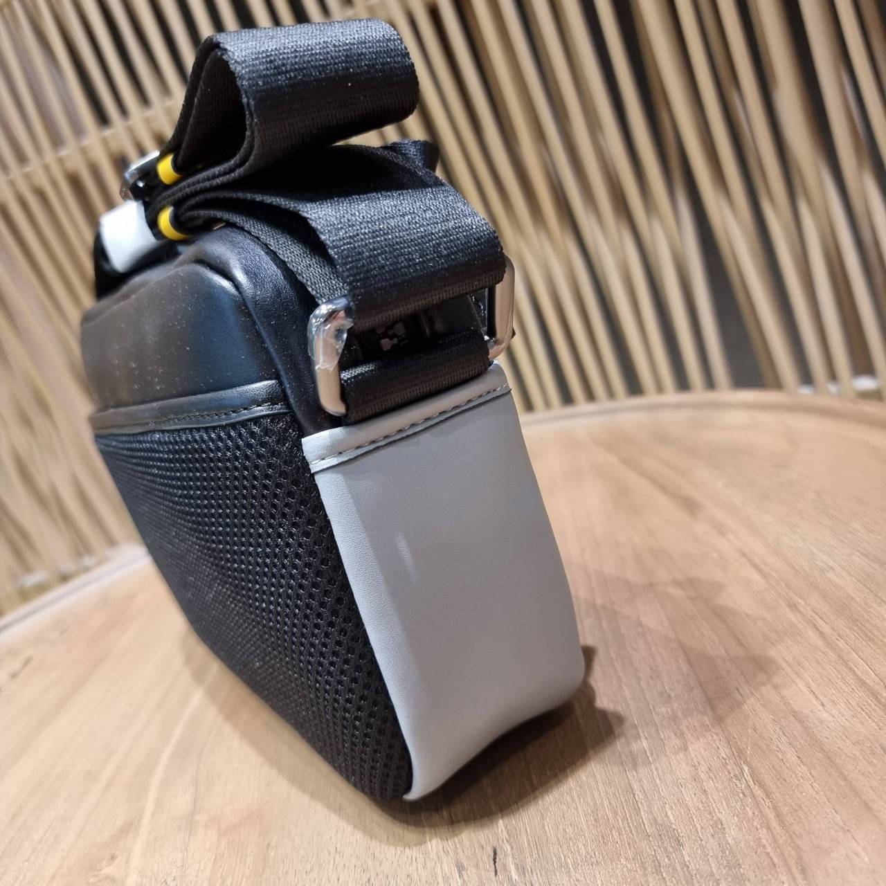 COACH EDGE CROSSBODY WITH CAMO PRINT ((2381, 2373)) ความเท่ never die!! กระเป๋าครอสบอดี้ทรงยอดฮิต ที่หนุ่มๆไม่ควรพลาด รูปทรงดีไซน์คลาสสิค ใช้งานง่าย วัสดุหนังแท้ตกแต่งตาข่ายพร้อมลายพริ้นท์ด้านหน้า สุดคูล!! ตัวกระเป๋ามีซิปหลัก และซิปด้านหน้า พร้อมช่องแยกด้