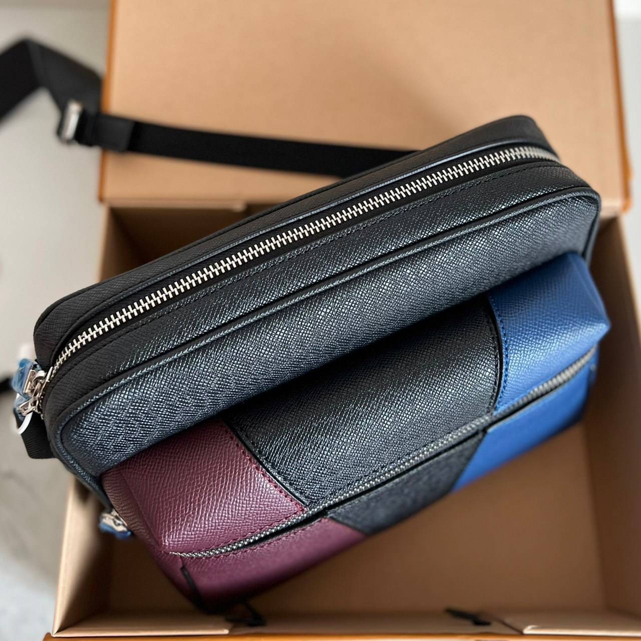 หนังแท้ Louis Vuitton taigarama outdoor messenger man bag ภาพถ่ายจากงานขายจริง