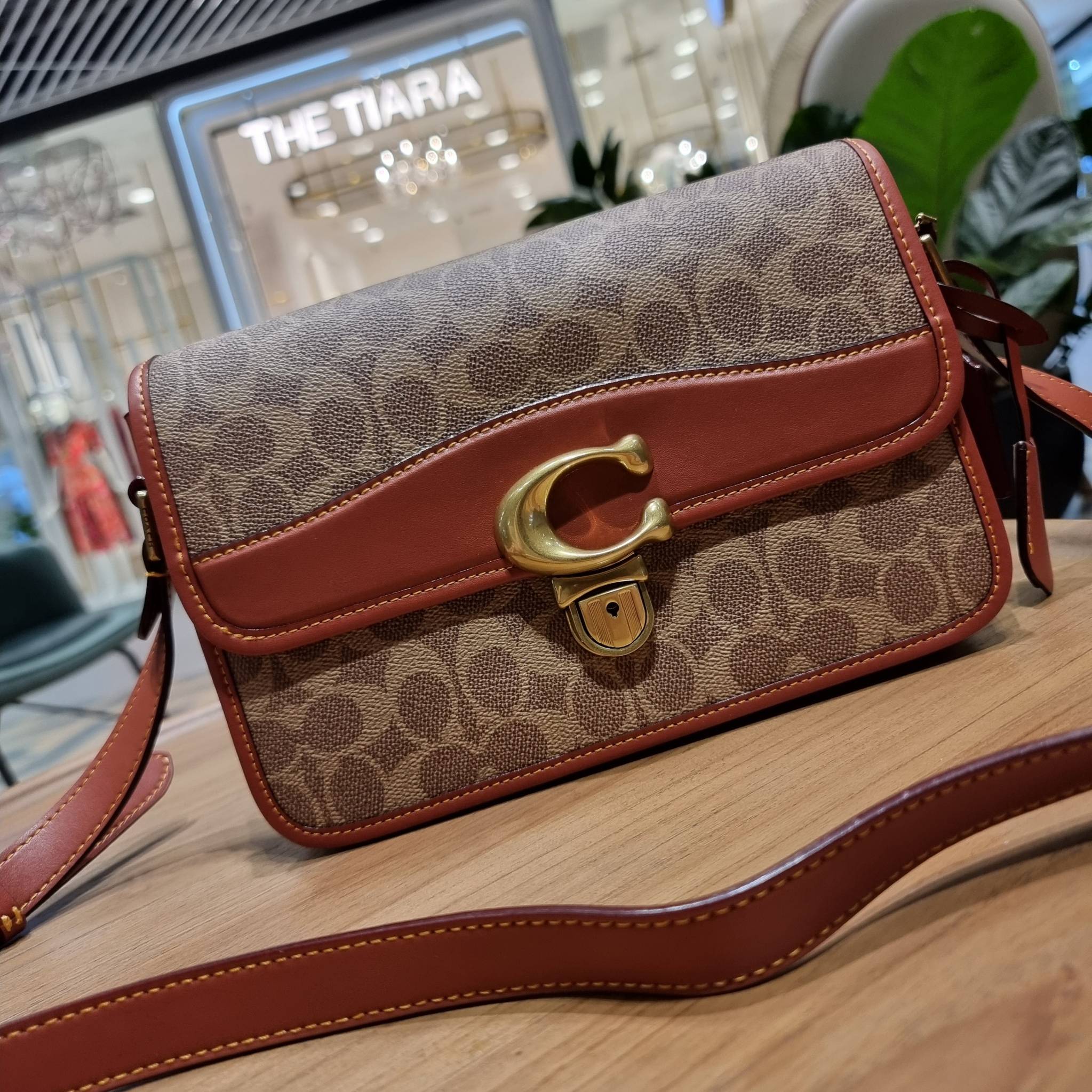 OUTLET 】COACH STUDIO SHOULDER BAG IN SIGNATURE CANVAS (C6639 C6640) สีใหม่รับความเฮง กับคอลเลคชั่นใหม่สุดอีกหนึ่ง!! มาแบบเลิศๆหรูๆมากแม่ กระเป๋าสะพายข้างลุคไฮน์ ที่ดีไซน์ออกมาได้ปัง และดูแพงมากๆ ด้วยดีเทลคลาสสิคผสานความเป็นเอกลักษณ์ เรียบง่ายแต่แฝงความมีด