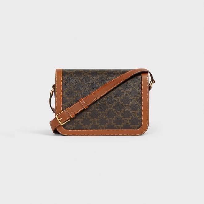 VIP 🥂 CELINE TEEN TRIOMPHE BAG IN TRIOMPHE CANVAS AND CALFSKIN ไม่มีไม่ได้เลยกับไอเท็มสุดคลาสสิค กระเป๋าสะพาย สวยอยู่ทรง ดีไซน์เป็นธรรมชาติ เนเชอรัลโทน ดูดี ดูแพง ไซส์กะทัดรัดมาใหม่ วัสดุหนังแคนวาสสลับหนังแท้ เปิด-ปิดด้วยตัวกดล็อค ใช้งานสะดวก ภายใ