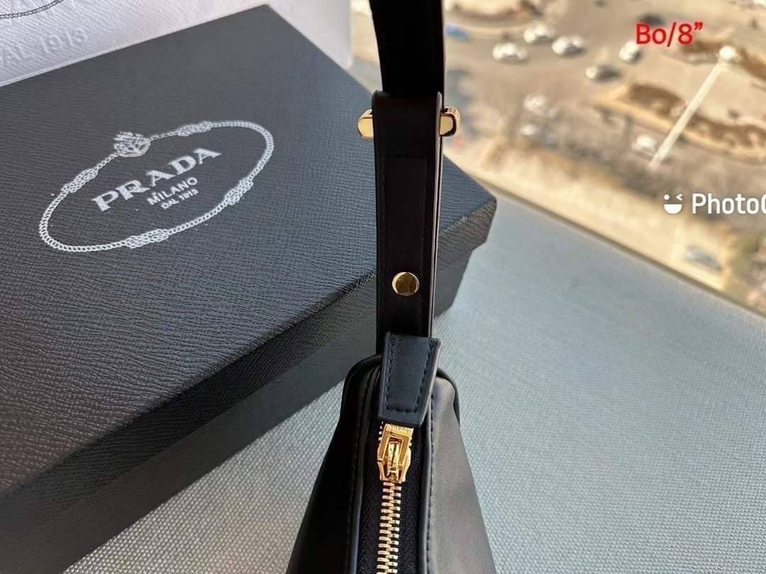 PRADA HOBO LEATHER SHOULDER BAG ฮอตไอเท็ม กระเป๋าถือ/สะพาย ทรงโฮโบ สวยผู้ดี ใช้งานง่าย โดดเด่นด้วยโลโก้สีทอง เปิด-ปิดด้วยซิป มีหูหิ้วในตัว ภายในเป็นช่องโล่ง ใส่ของสำคัญได้สบายๆ บอกเลยห้ามพลาดจ้า