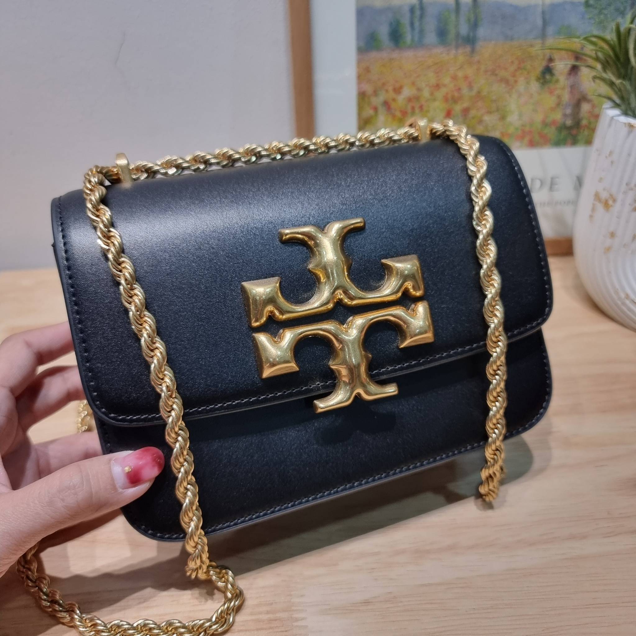Tory Burch Bag / TORY BURCH ELEANOR SMALL CONVERTIBLE SHOULDER BAG ฮอตไอเท็ม รุ่นนี้ขายดีขายหมด สวยหรู คุณหนู ผู้ดี!! หายากมากแล้วน้า กระเป๋าสะพายข้าง ดีไซน์อยู่ทรง ขนาดกำลังสะดวกใช้ เปิด-ปิดด้วยแถบแม่เหล็ก ภายในแบ่งสัดส่วนได้เป็นอย่างดี