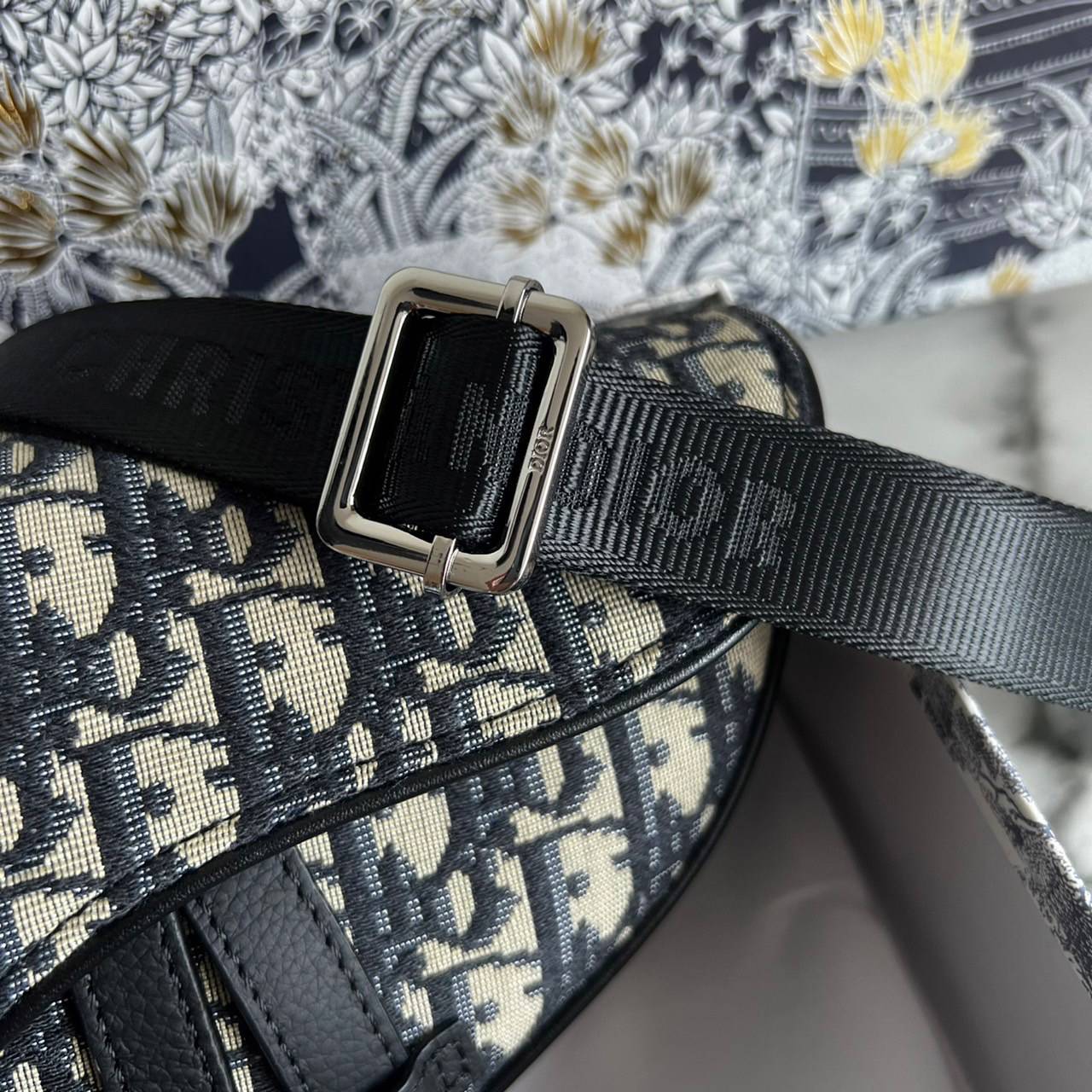 หนังแท้ DIOR SADDLE BELT BAG รุ่นสุดฮิต สามารถคาดอกสะพายข้างหรือคาดเอวก็ได้สามารถใช่งานได้ทั้งชาย/หญิง งานสวยมากพร้อมอุปกรณ์ครบชุด เกรดออริงานเทียบเท่าของแท้เลย กระเป๋ารุ่นยอดนิยมตามแบบฉบับแบรนด์ พร้อมส่งที่ไทย เกรดออริจินอลผ้าแจ๊คการ์ดและหนังแท้ ภาพสินค้