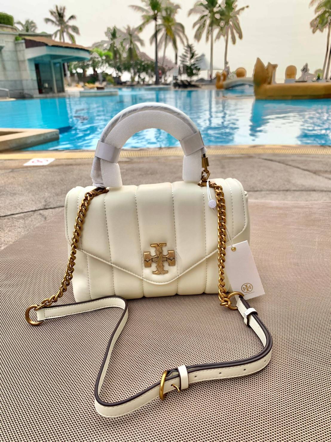 TORY BURCH KIRA QUILTED SMALL BAG พร้อมส่งที่ไทย ไม่ผิดหวังแน่นอนค่ะ! กระเป๋าหิ้วหรือสะพายข้างได้ วัสดุหนังแกะแท้ทั้งใบ ((หนังแกะจะมีคุณภาพดีเงานิ่มและแพงกว่าหนังวัวจ้า)) หนังนิ่มสวยงามมากๆค่ะ เปิดปิดกระเป๋าแบบหมุนล็อคแบบโลโก้แบรนด์ ใช้อะไหล่คลาสสิคดูหรูเ