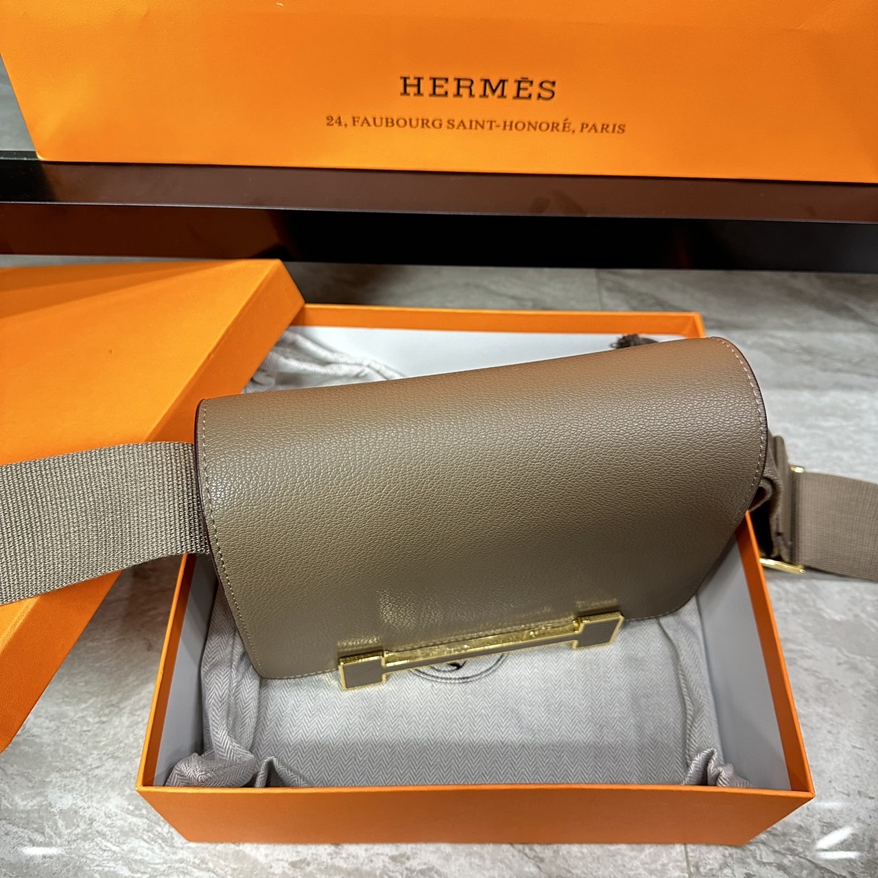 HERMES Chevre Mysore Geta Messenger Bag 20cm กระเป๋าทรงกล่องแมสเซ็นเจอร์แบรนด์หรู เอกลักษณ์ของความสง่างาม เกรดออริ สลับแท้ 1:1 ใช้งานต่างประเทศได้