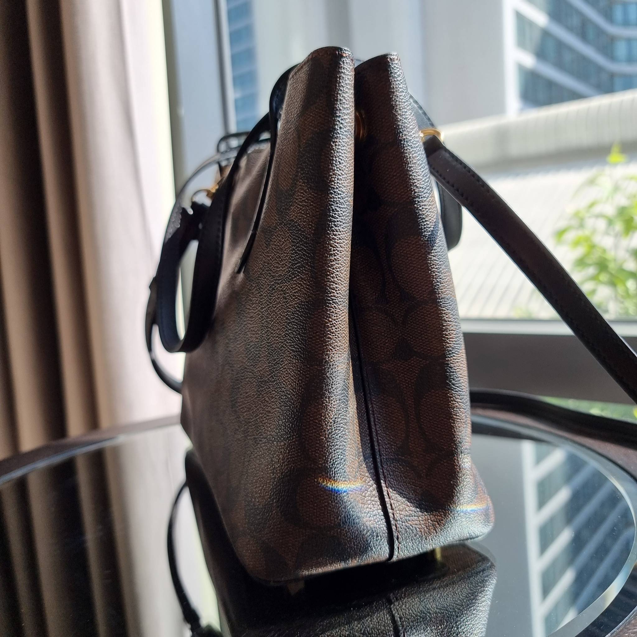 OUTLET 】COACH 73293 MINI AVENUE CARRYALL IN SIGNATURE CANVAS กระเป๋าสะพายรุ่นคลาสสิค คัมแบคแล้วจ้าแม่!! ไซส์กำลังสวย วัสดุหนังแคนวาสคุณภาพดี ด้านข้างเก็บทรงได้ เปิด-ปิดด้วยกระดุมแม่เหล็ก ใช้งานง่าย มีช่องซิป ใบนี้เห็นเล็กๆ แต่จุได้เยอะพอสมควรเลยน้า ɣ