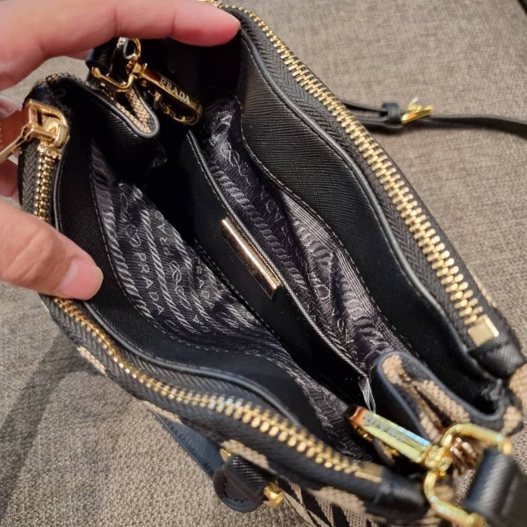 PRADA GALLERIA JACQUARD FABRIC BAG กระเป๋าถือ/สะพายดีไซน์ใหม่ ผ้า jacquard ถักทอเป็นลวดลายสวยคม โดดเด่นไม่ซ้ำใคร ด้านข้างมีกระดุม ติดเก็บทรงได้ ตัวกระเป๋าถูกแบ่งเป็นสัดส่วน เป็นช่องซิป 2 ด้าน และช่องกลางเก็บของอีกหนึ่ง มาพร้อมหูจับในตัว และสายครอสให้ เป็น