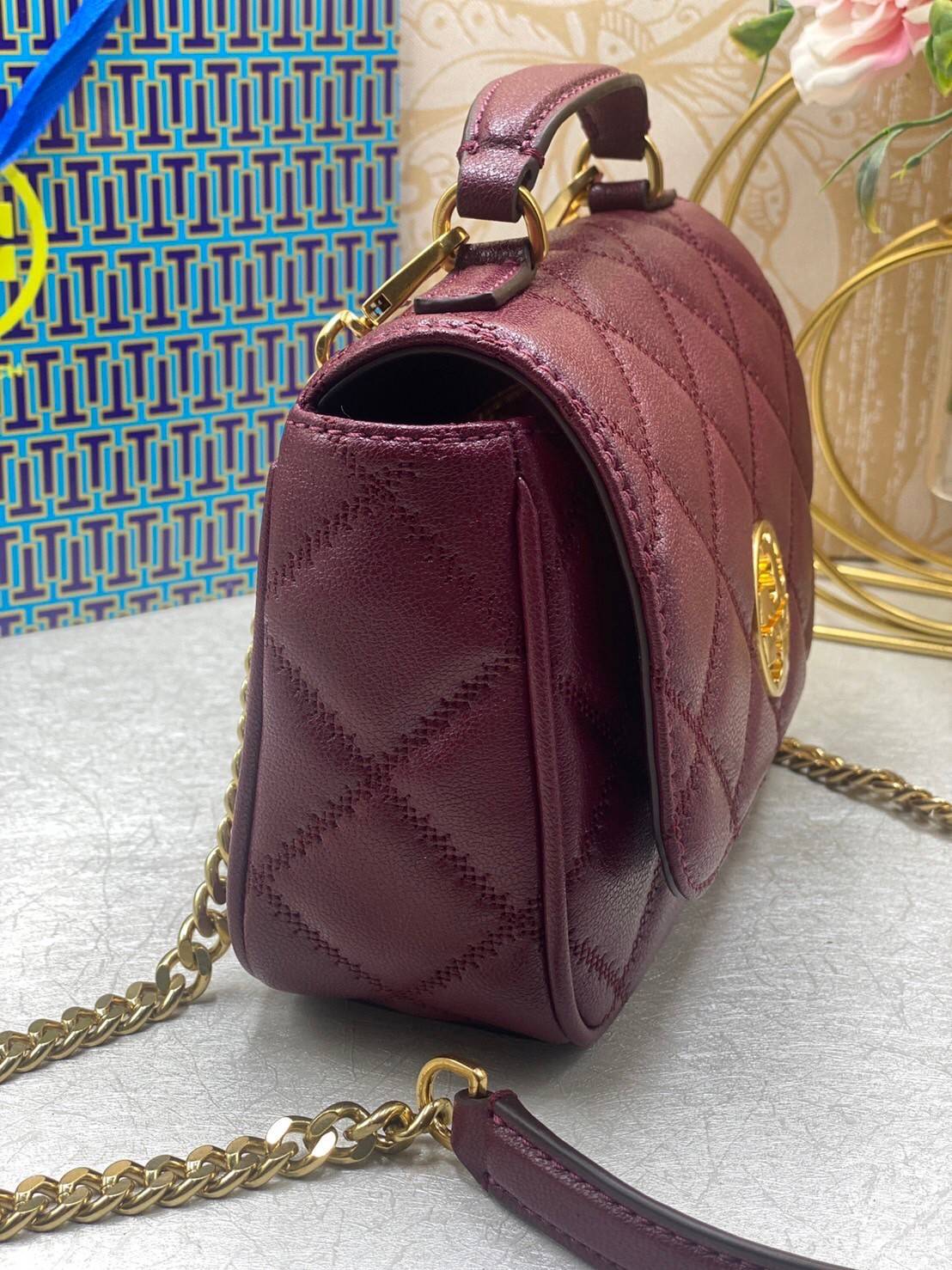 Tory Burch Willa Mini Top Handle Bag พร้อมส่งที่ไทย ใบจริงคือสวยสุดดไปเลยค่าา! กระเป๋าสะพายข้างหรือหิ้วก็เก๋ไปอีกเลยค่ะ! หนังอย่างดี ลายนวมนิ่มมือดีมากค่ะ ด้านหน้ามีอะไหล่โลโก้แบรนด์
