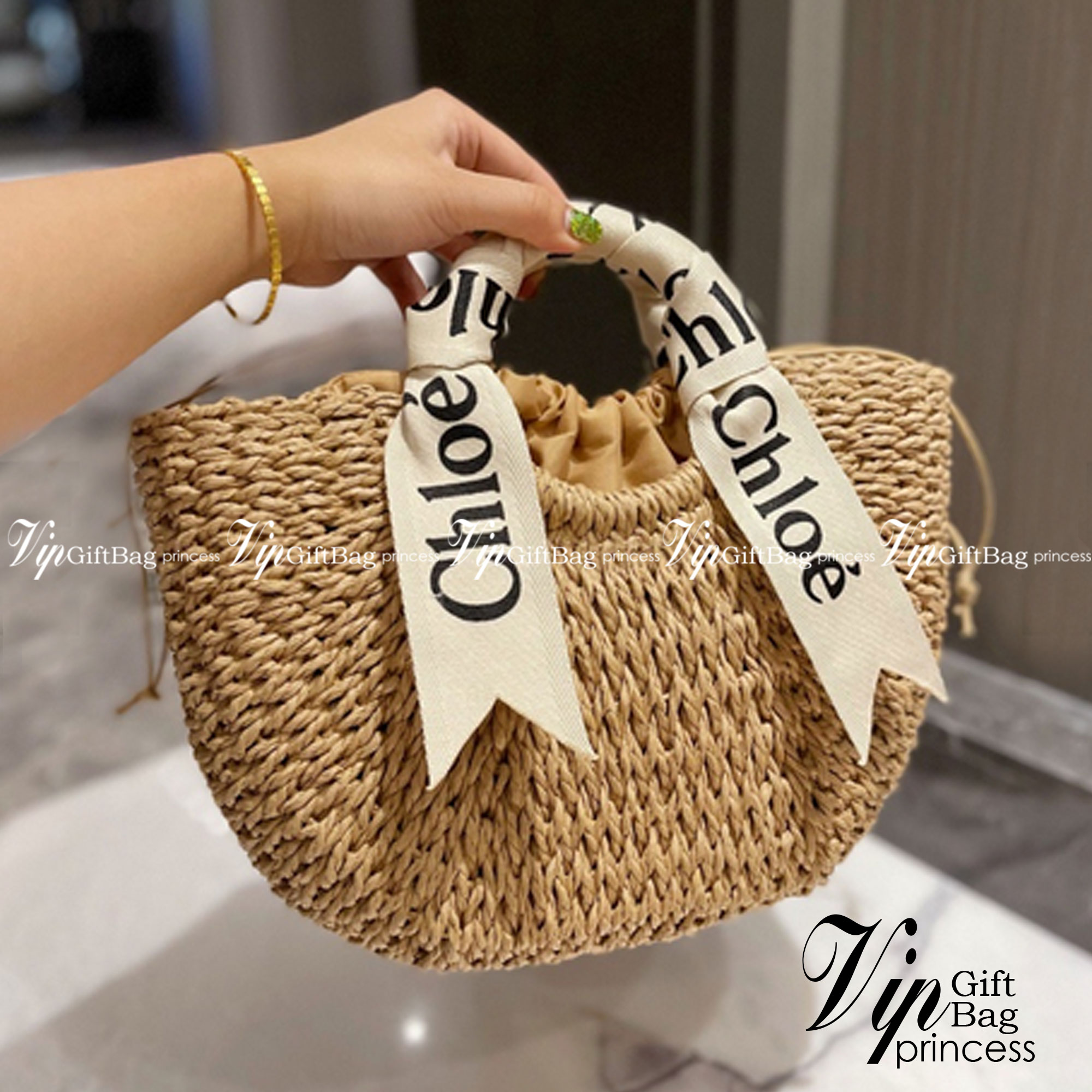 Chloe Straw Handbag Summer Beach Weave กระเป๋าสานสไตล์มินิมอล ซับในผ้าอย่างดี มาพร้อมผ้าผูกหูกระเป๋า สวยลงตัวรุ่นนี้ไม่ควรพลาดน้า สวยปังไม่ไหว ภาพสินค้าถ่ายจากงานขายจริง น่ารักมากค่ะ