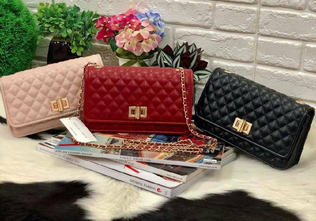 Charles&kieth quilted chain strap bag กระเป๋าขนาดมินิคลัช หนังPU เย็บตารางนูนทั้งใบ ด้านหน้าเปิด/ปิด แบบตัวบิดหมุน ด้านหลังมีโลโก้แบรนด์นูน ภายใน มีช่องใหญ่ ประกอบด้วย ช่องซิป ช่องการ์ด และมีช่องย่อย ใส่ของได้จุคุ้มสุด ๆ พกพาสะพายได้ทุกวัน น้ำหนักเบา จะสะ